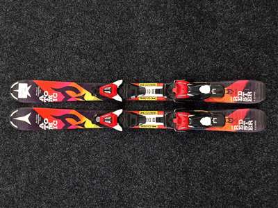 Esquís infantiles usados ATOMIC Redster + fijaciones Atomic XTE 45