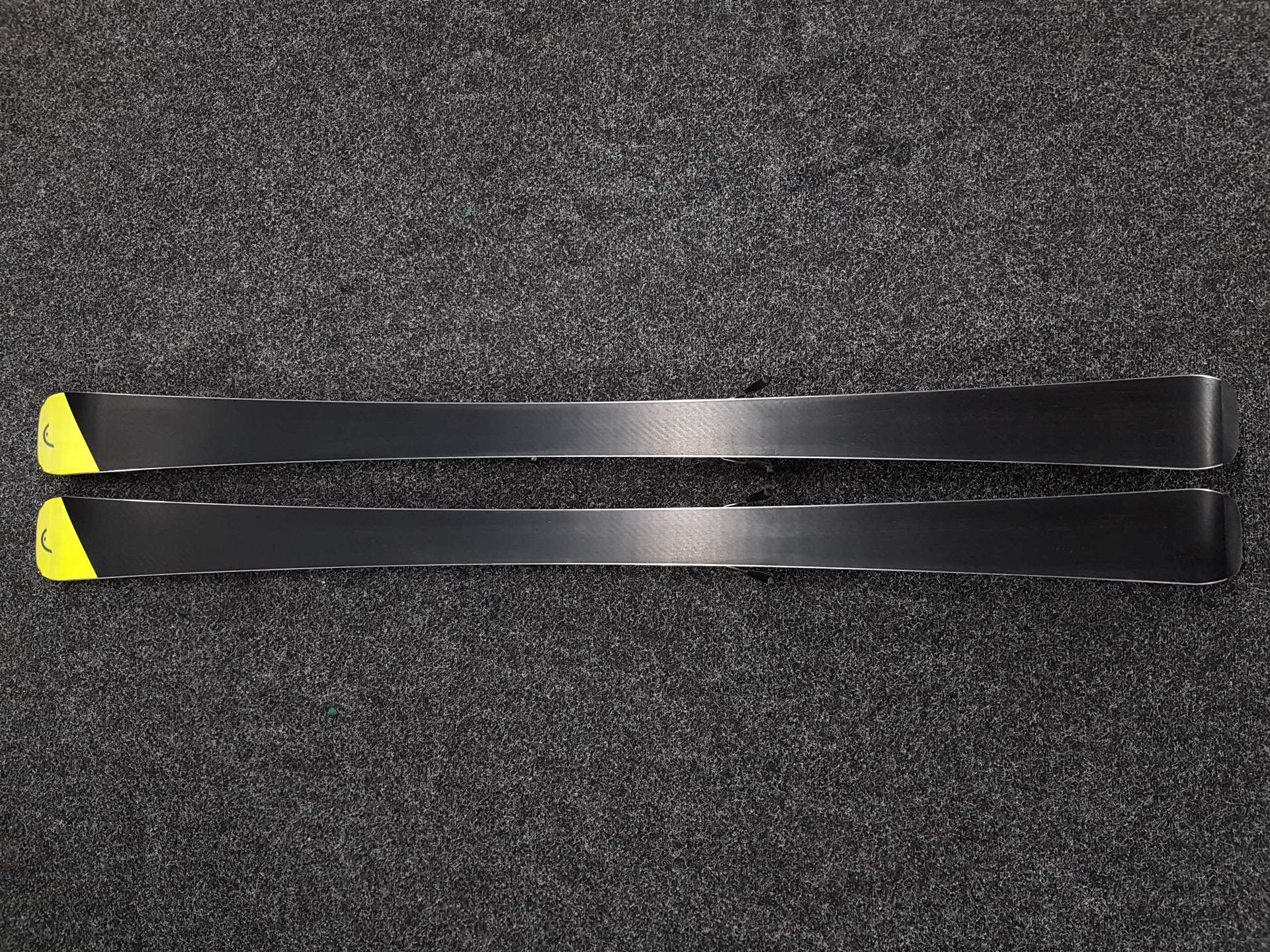 Použité lyže HEAD V-Shape V8 LYT