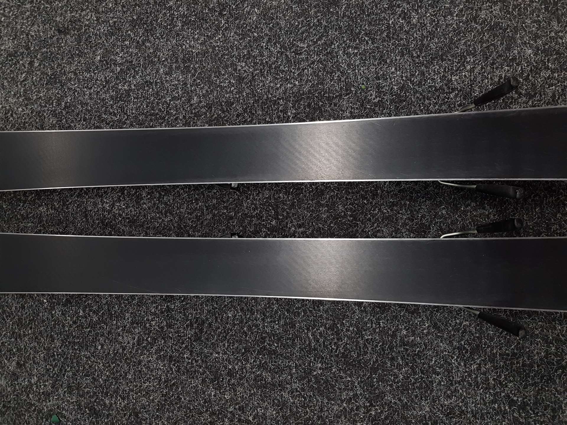 Použité lyže HEAD V-Shape V8 LYT