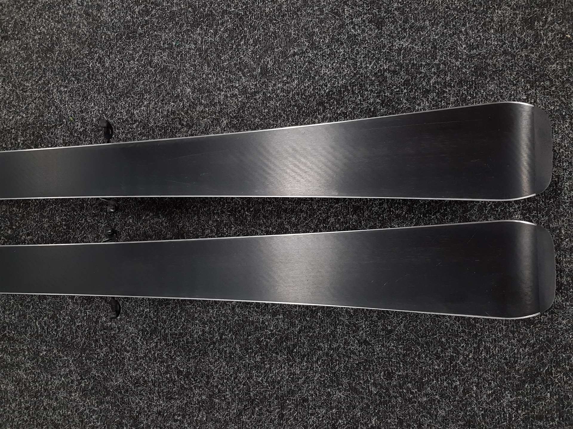 Použité lyže HEAD V-Shape V8 LYT