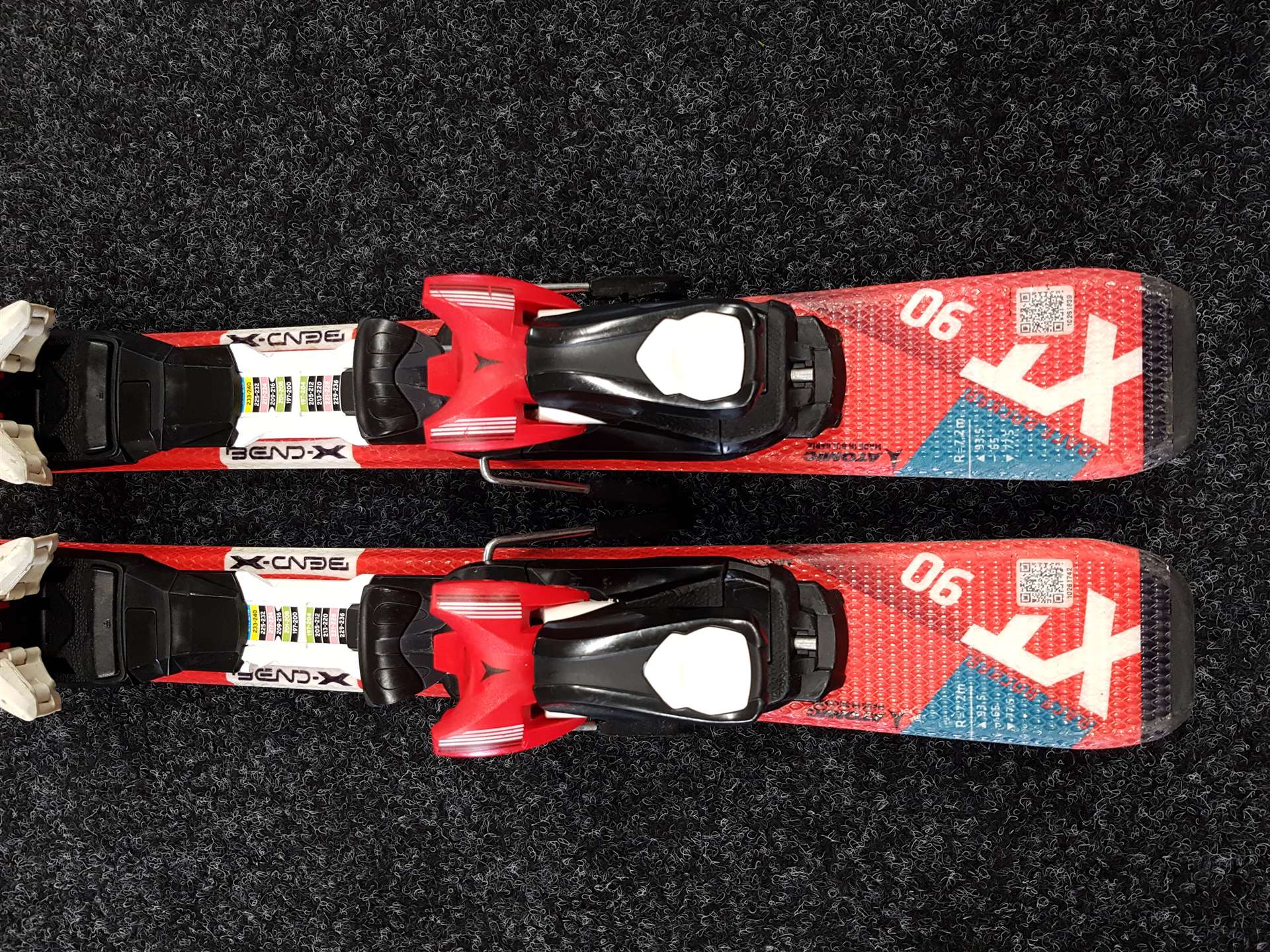 Použité dětské lyže ATOMIC Redster XT 90 + vázání Atomic XTE 45