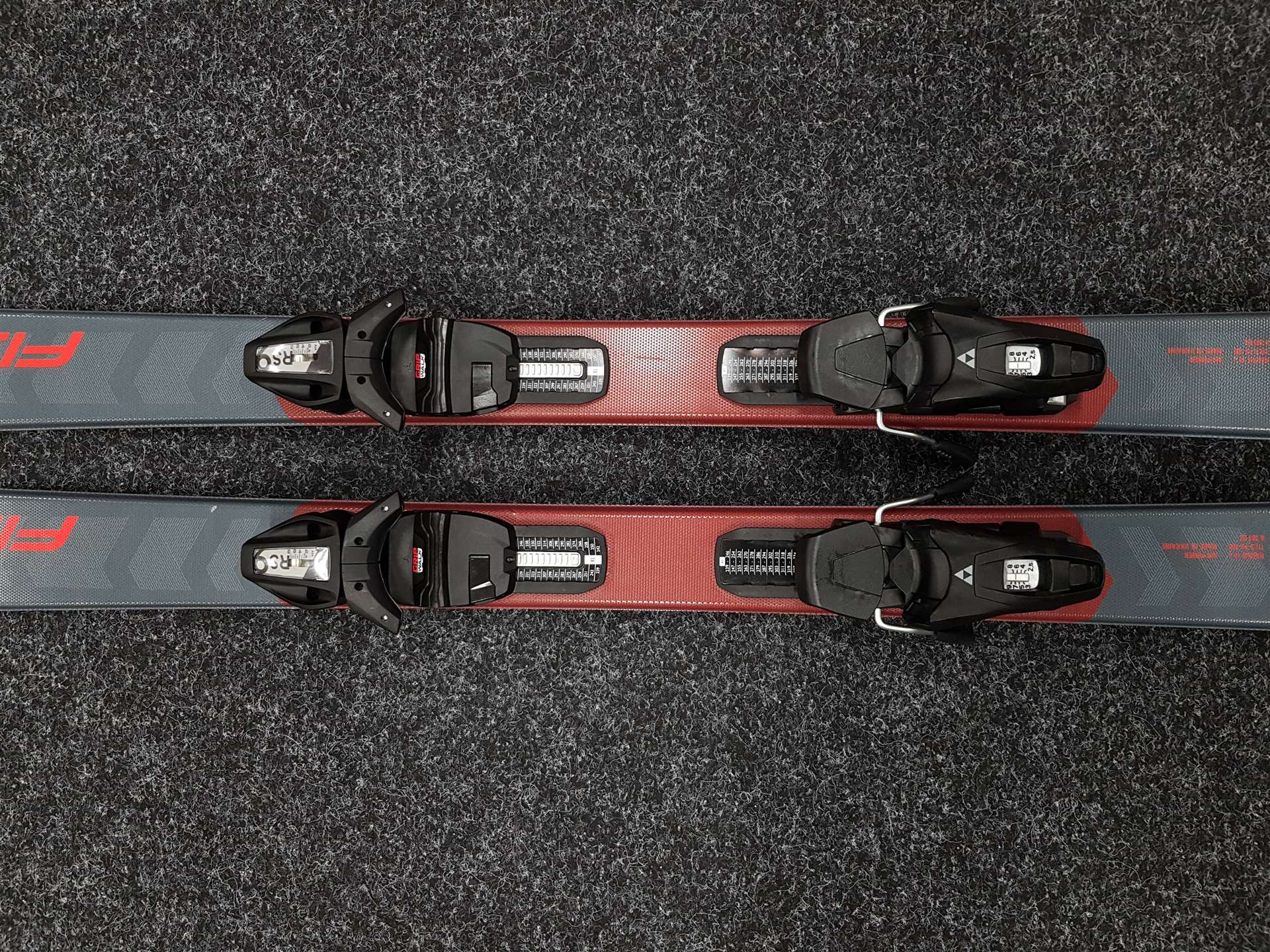 Skis FISCHER Fire d'occasion + fixations Fischer RS 9