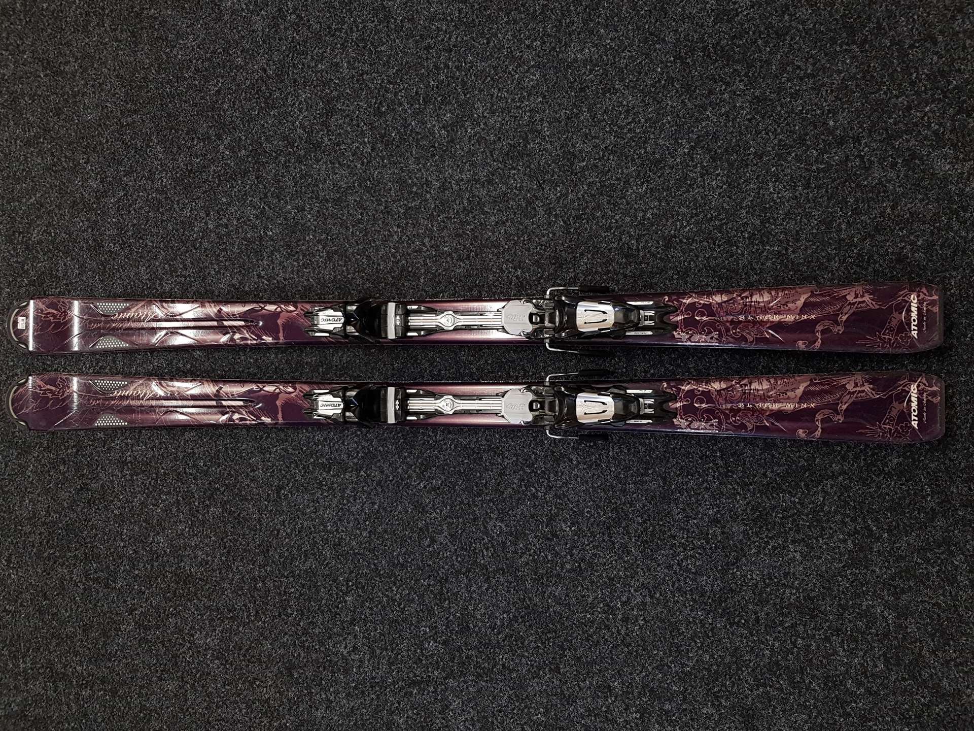 Použité lyže ATOMIC Black Minx + vázání Atomic 4Tix 10