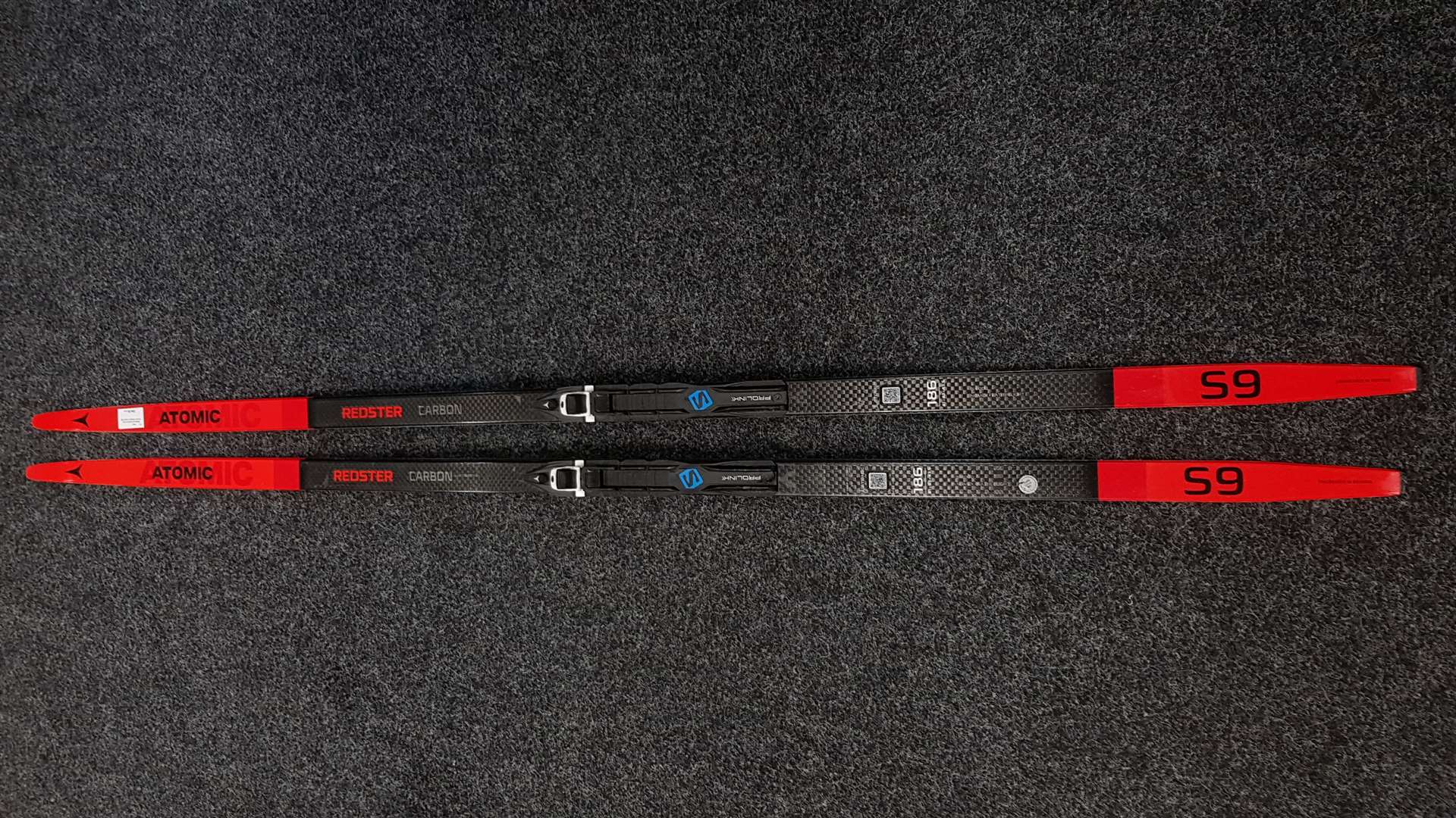 Bazarové běžecké lyže Atomic Redster Carbon S9 + NNN vázání Salomon