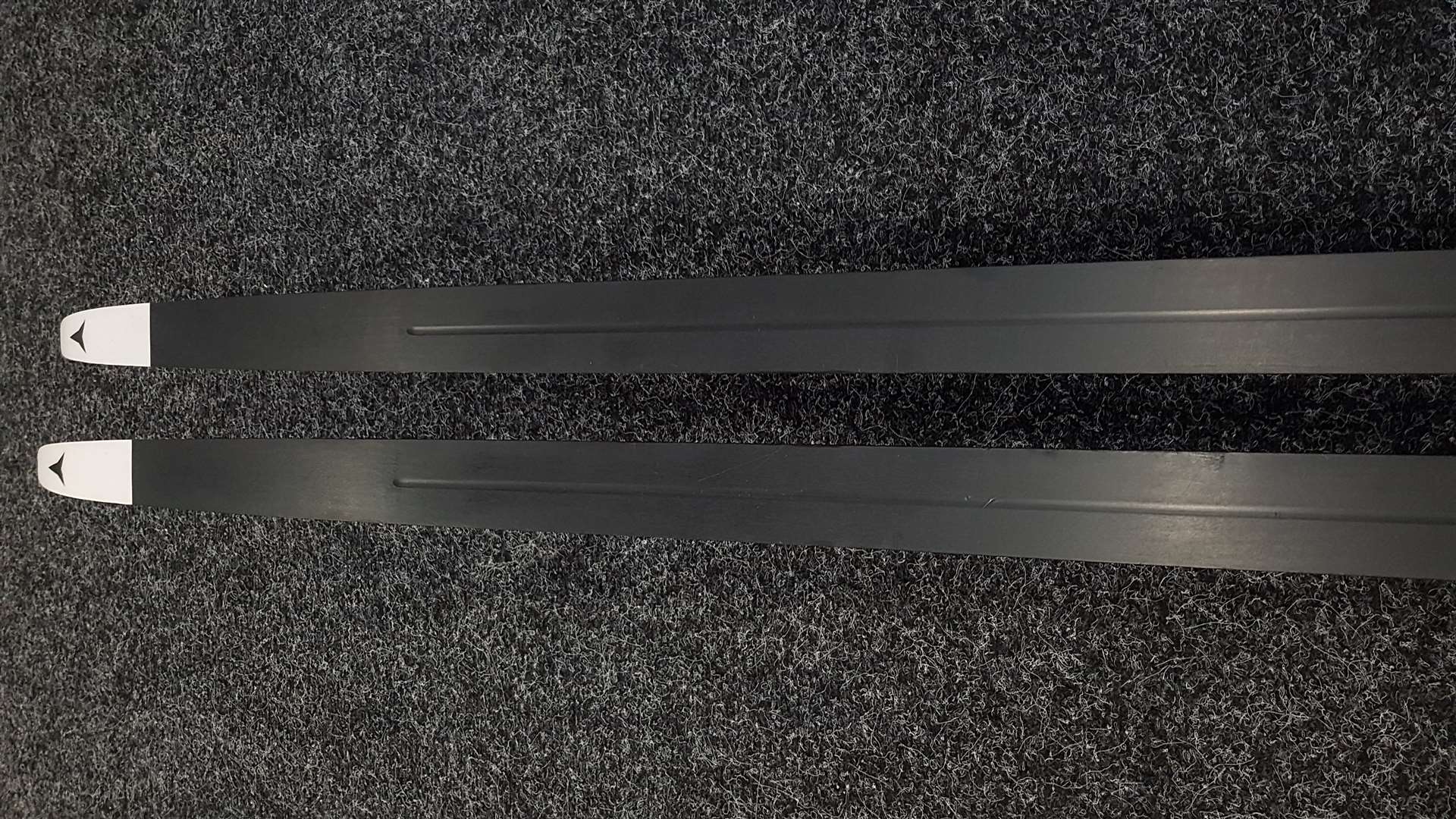 Bazarové běžecké lyže Atomic Redster Carbon S9 + NNN vázání Salomon