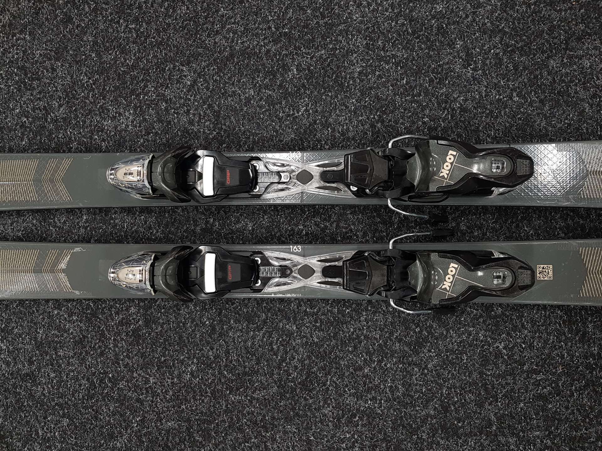 Skis ROSSIGNOL Nova 8 d'occasion + fixations Look Xpress 11