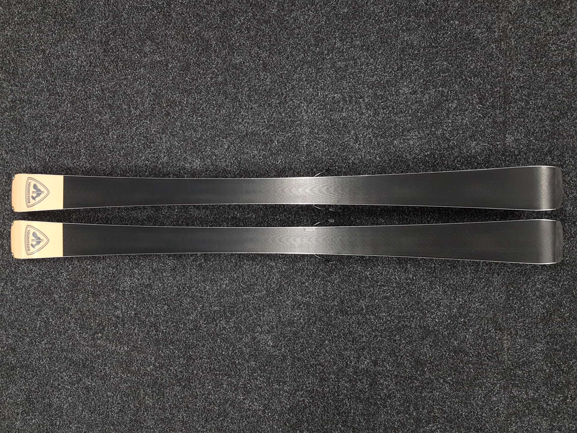 Skis ROSSIGNOL Nova 8 d'occasion + fixations Look Xpress 11