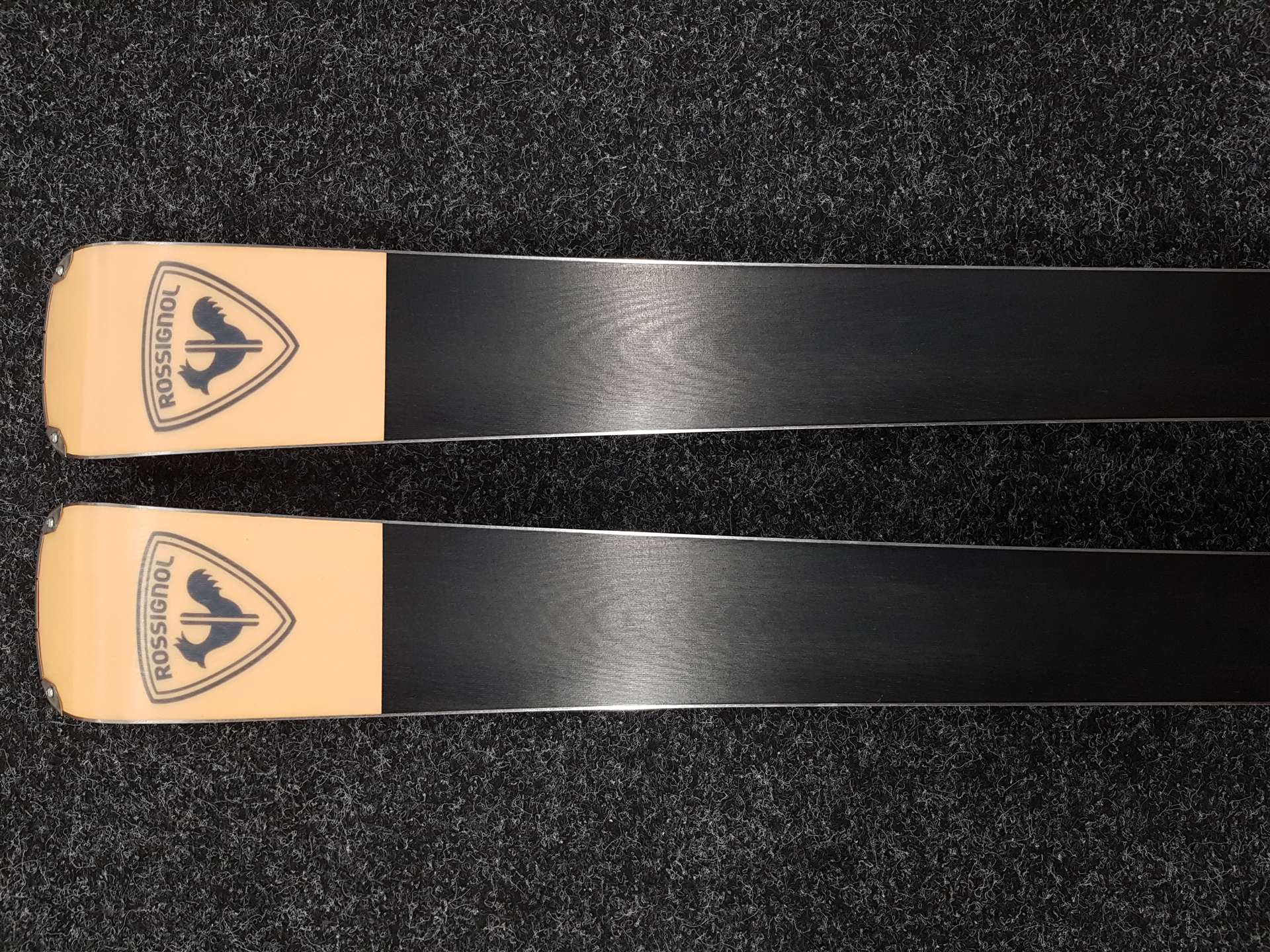 Skis ROSSIGNOL Nova 8 d'occasion + fixations Look Xpress 11
