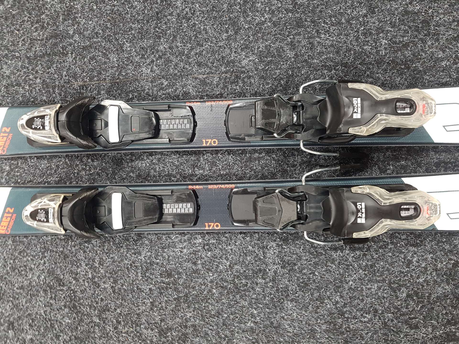 Použité lyže ROSSIGNOL React 2 Carbon + viazanie Look 10
