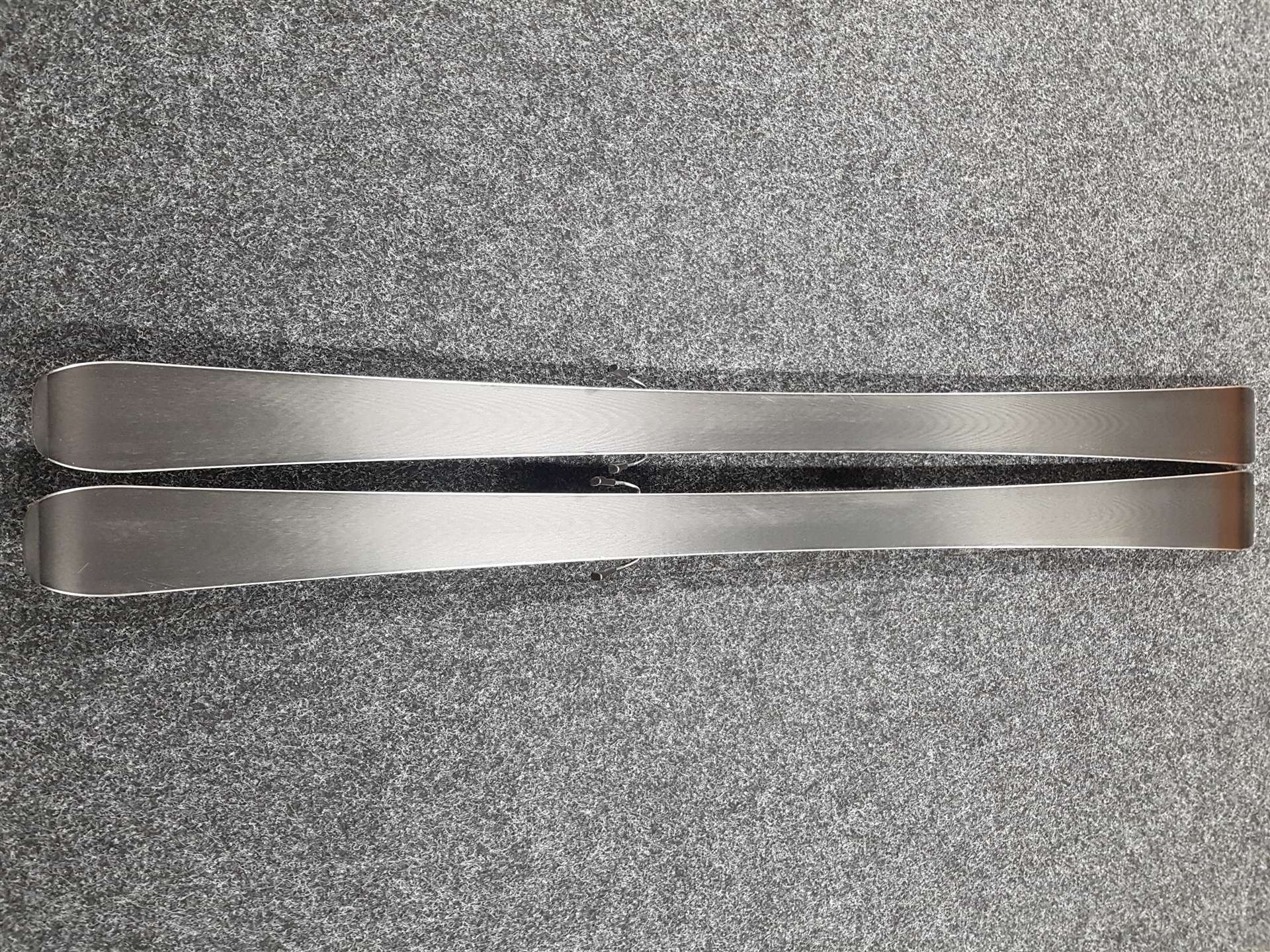 Použité lyže ROSSIGNOL React 2 Carbon + viazanie Look 10