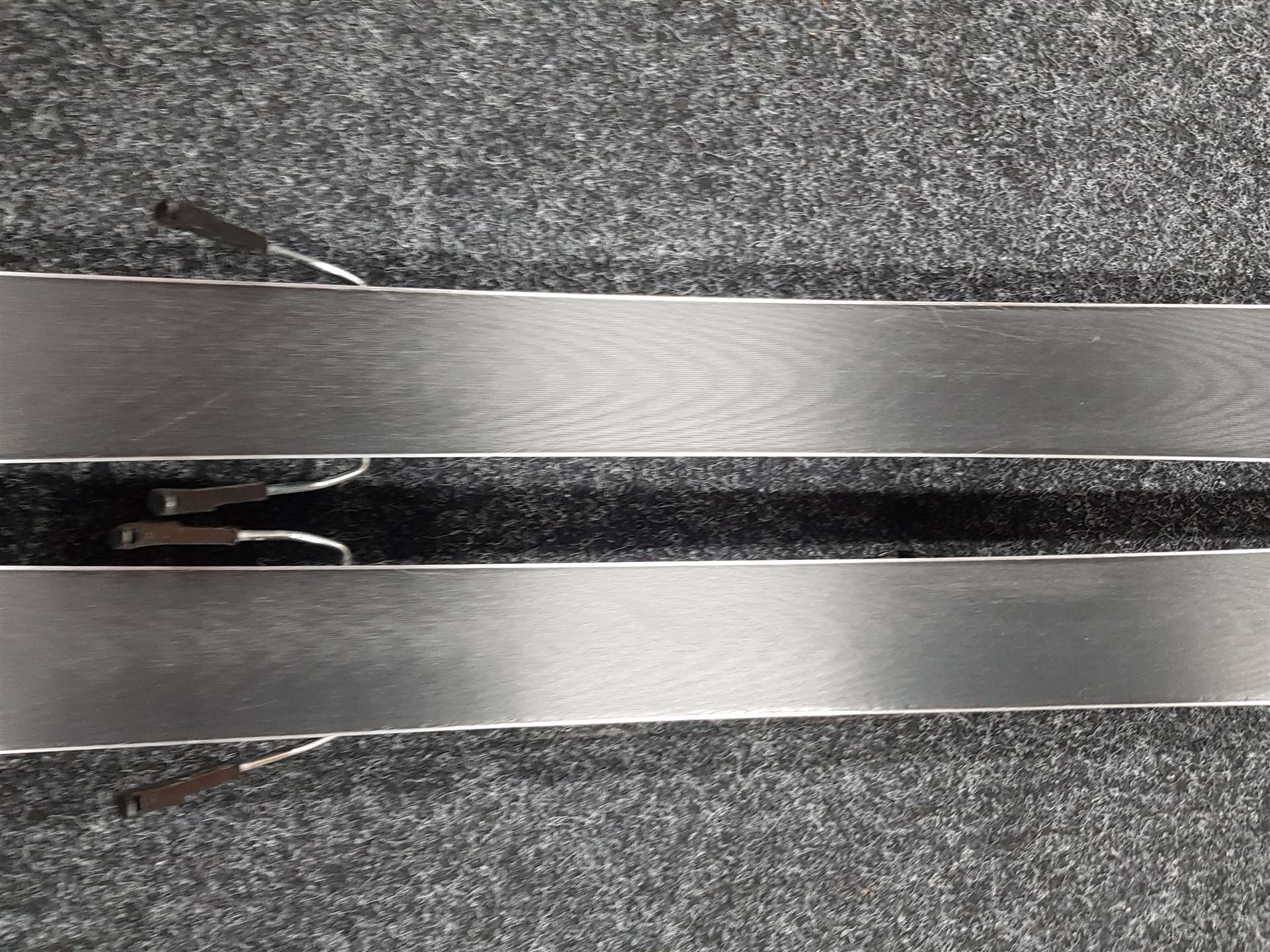 Použité lyže ROSSIGNOL React 2 Carbon + viazanie Look 10