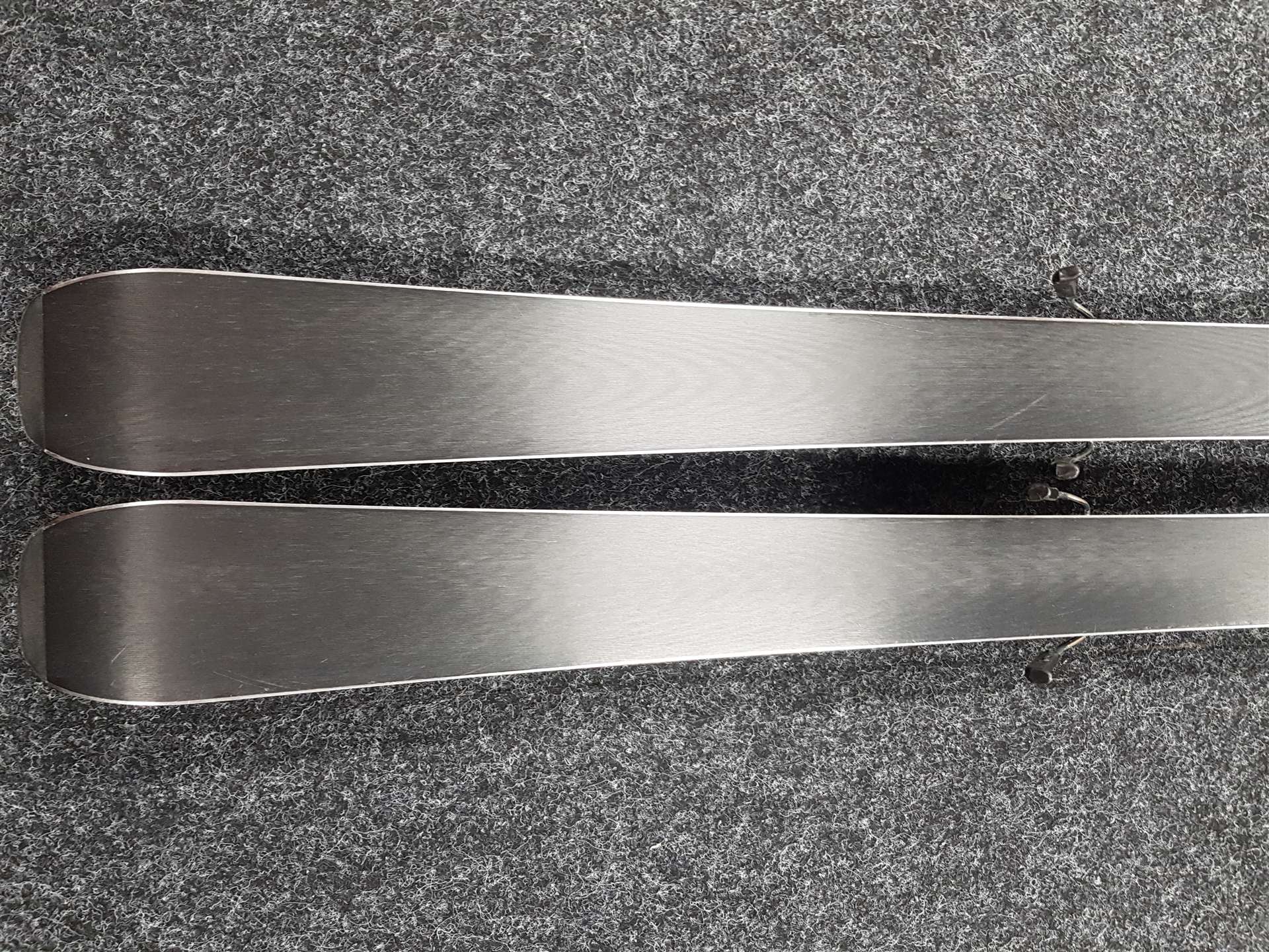 Použité lyže ROSSIGNOL React 2 Carbon + viazanie Look 10