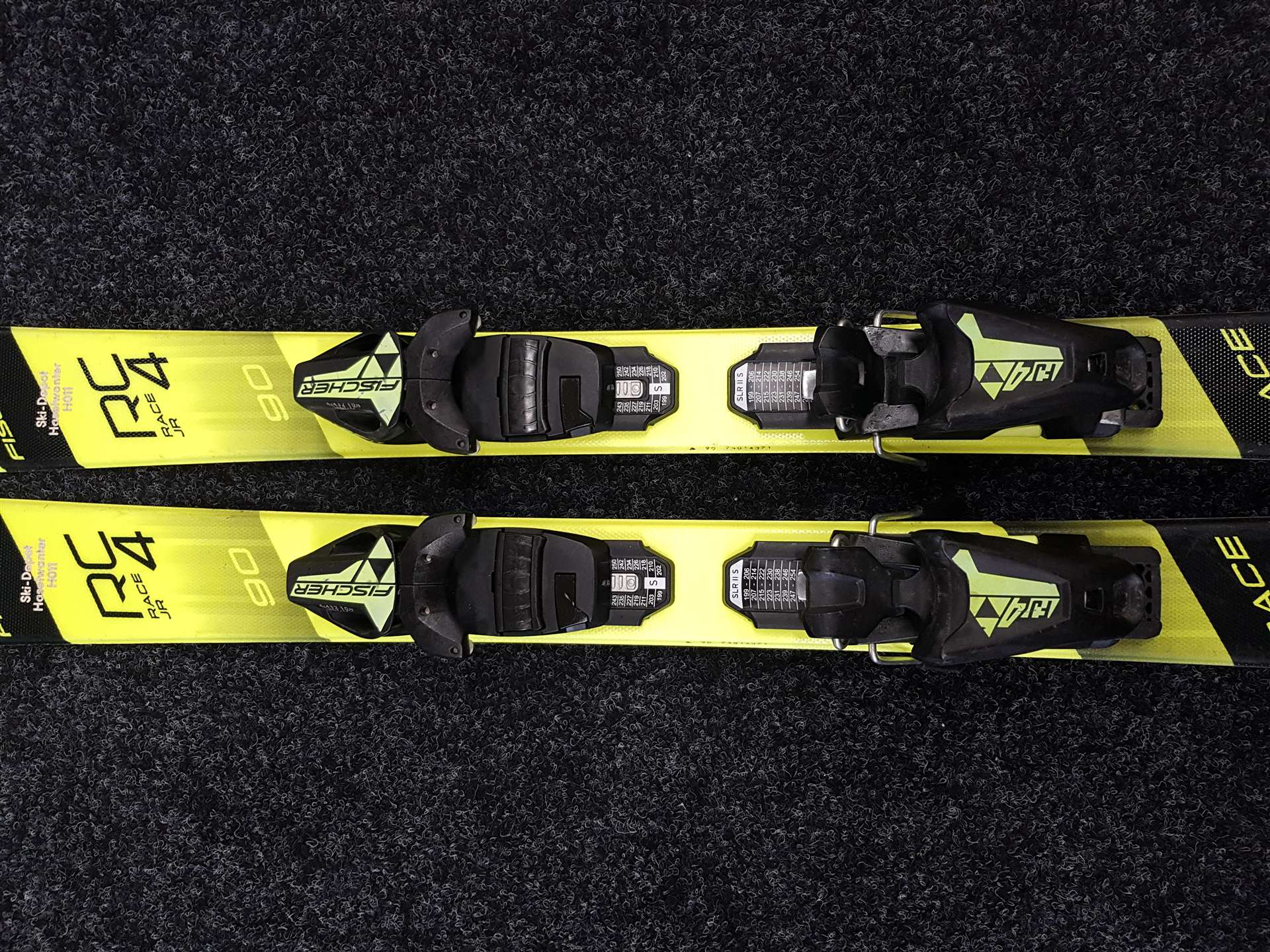 Rabljene dječje skije FISCHER RC 4 Race JR + vezovi Fischer FJ 4
