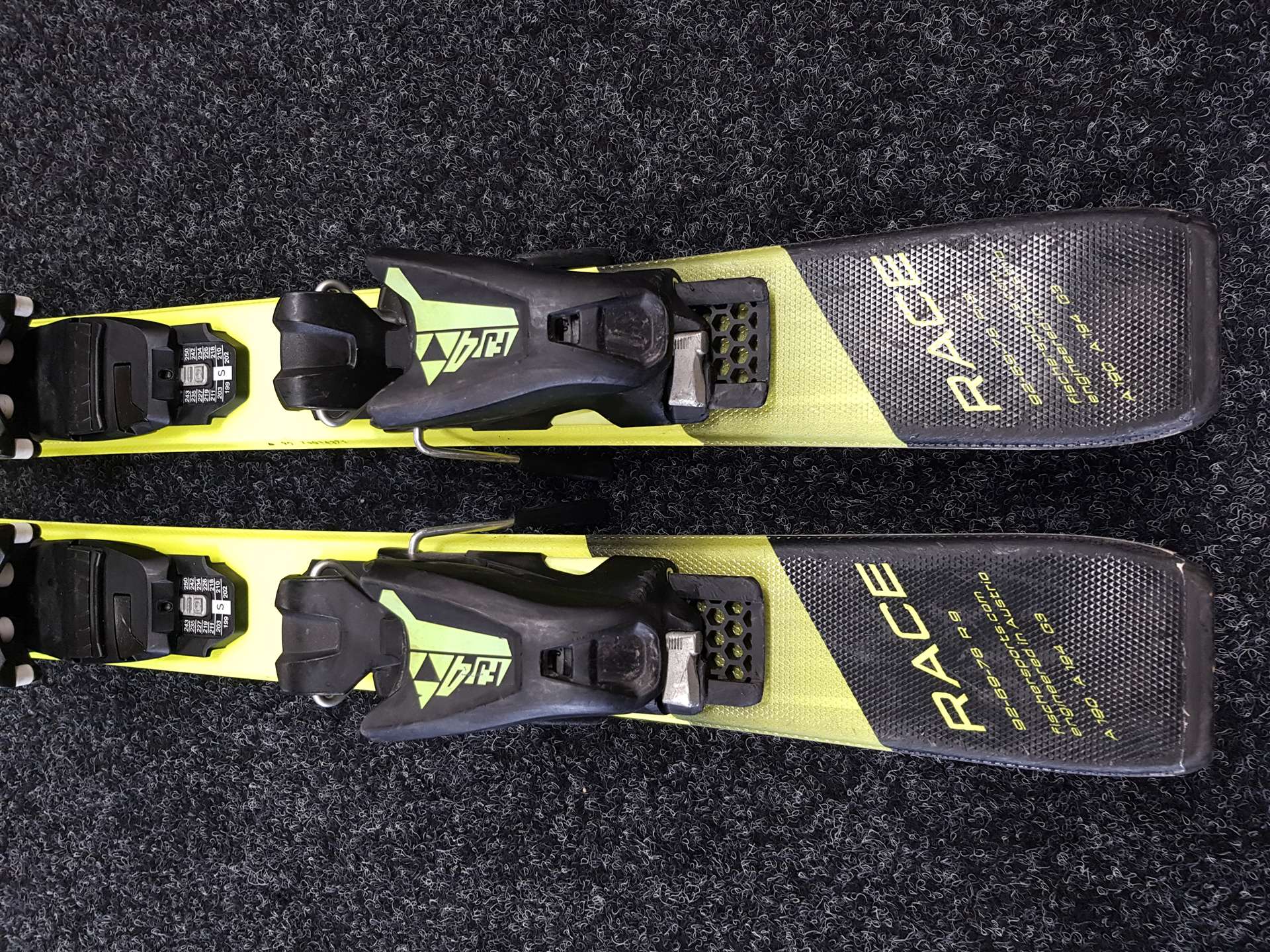 Rabljene dječje skije FISCHER RC 4 Race JR + vezovi Fischer FJ 4