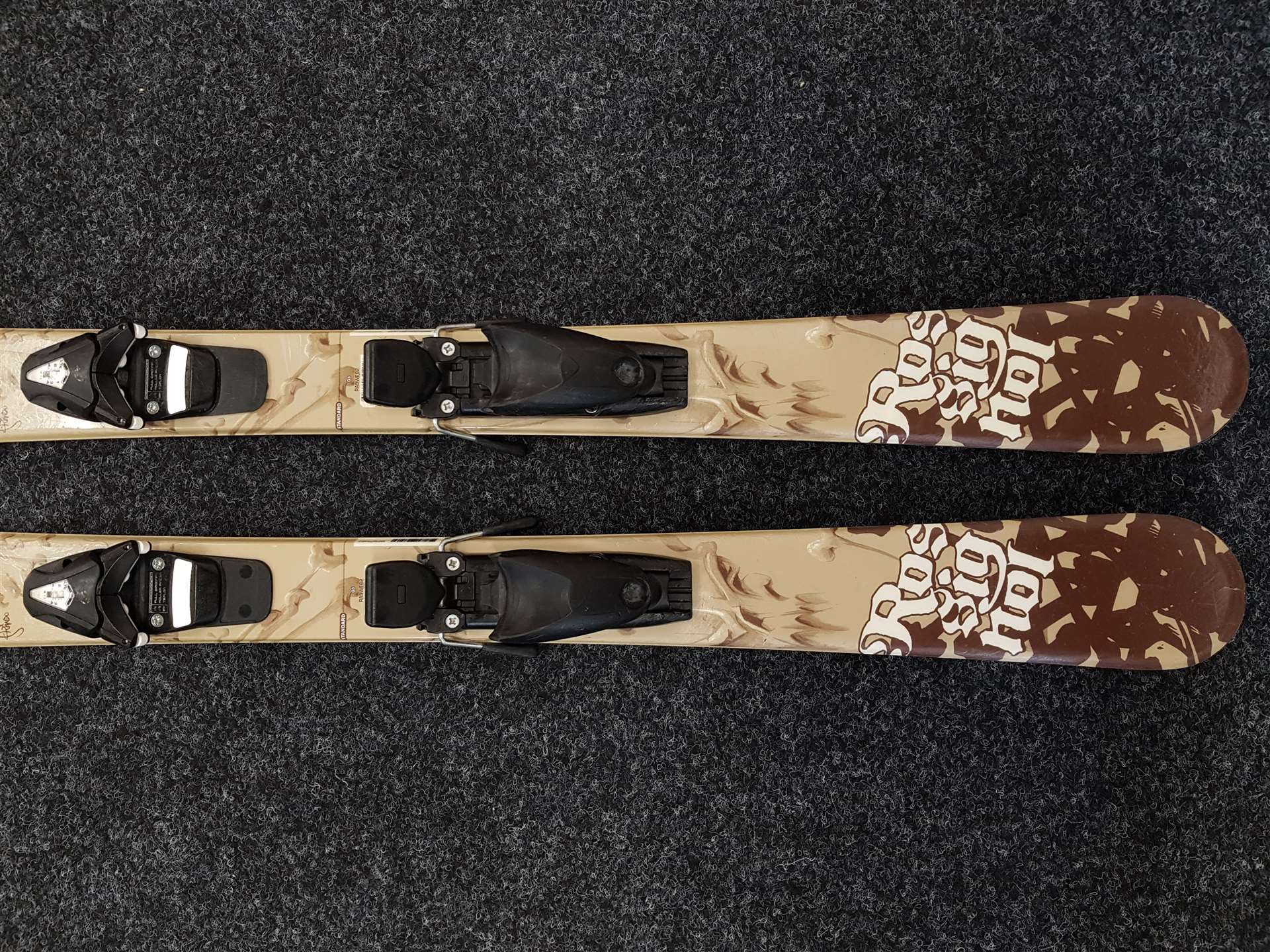 Esquís freestyle ROSSIGNOL S1 JR usados + fijaciones Tyrolia 4.5