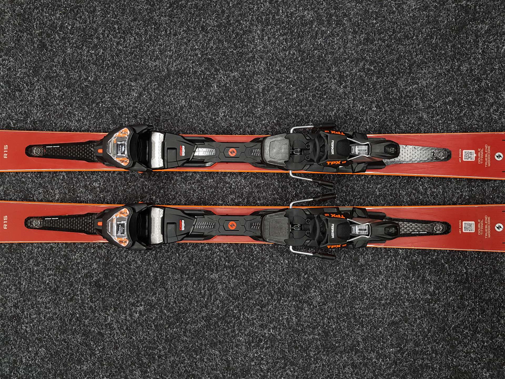 Skis d'occasion BLIZZARD Thunderbird R 15 + fixations Marker TPX 12