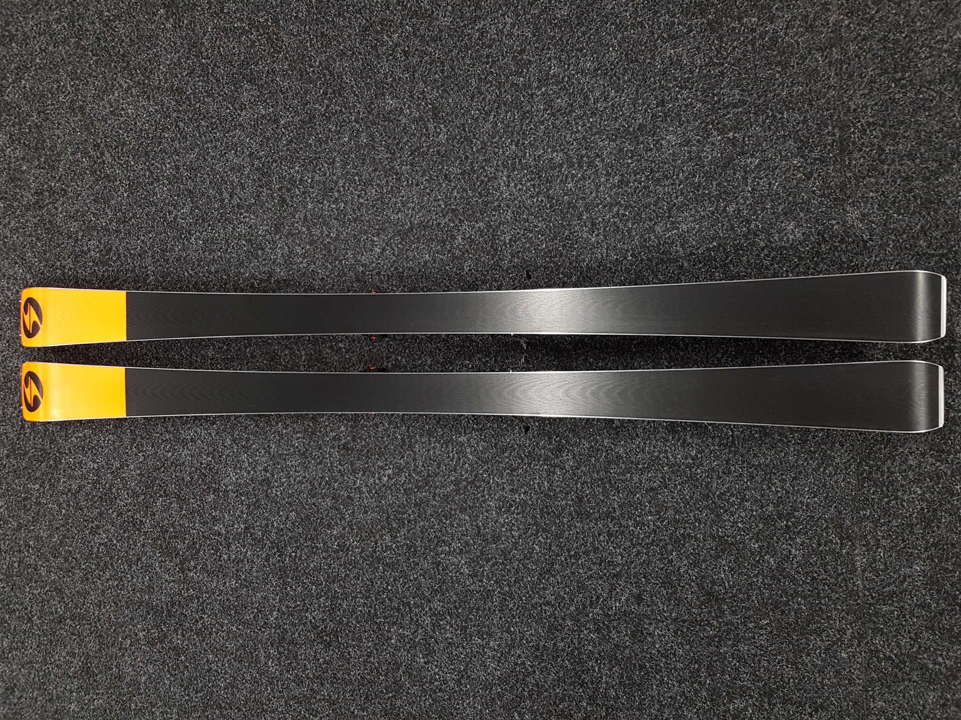 Skis d'occasion BLIZZARD Thunderbird R 15 + fixations Marker TPX 12
