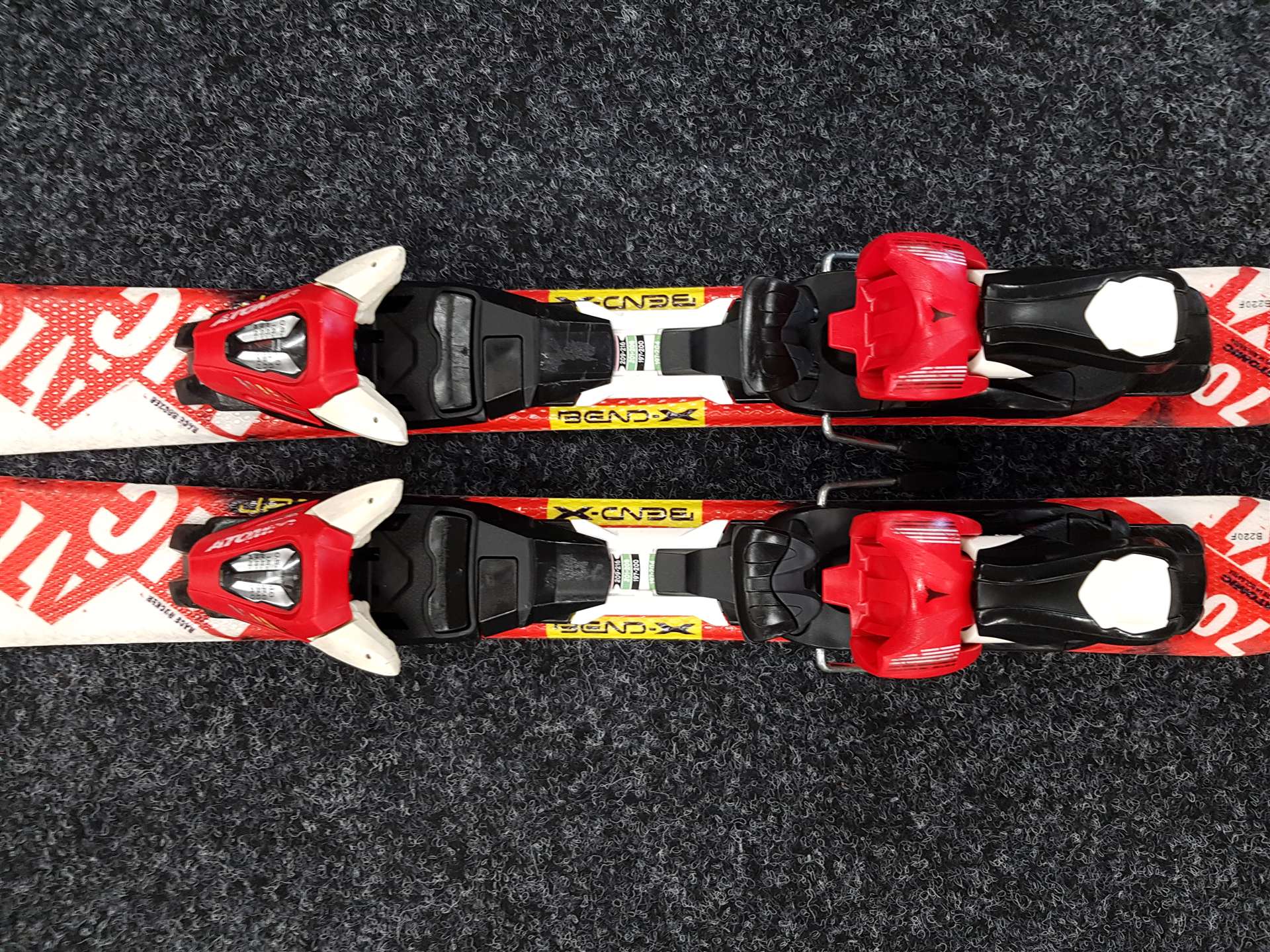 Použité dětské lyže ATOMIC Redster XT + vázání Atomic XTE 045