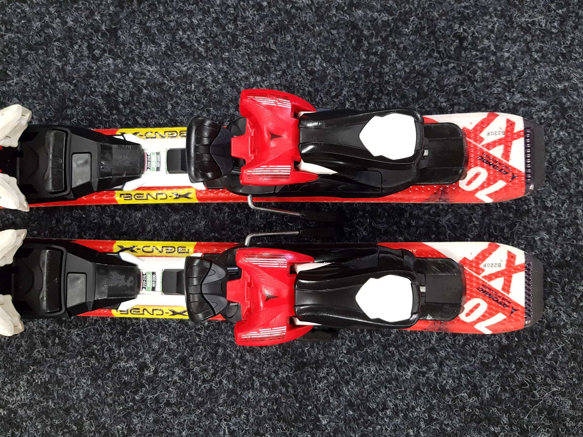 Použité dětské lyže ATOMIC Redster XT + vázání Atomic XTE 045