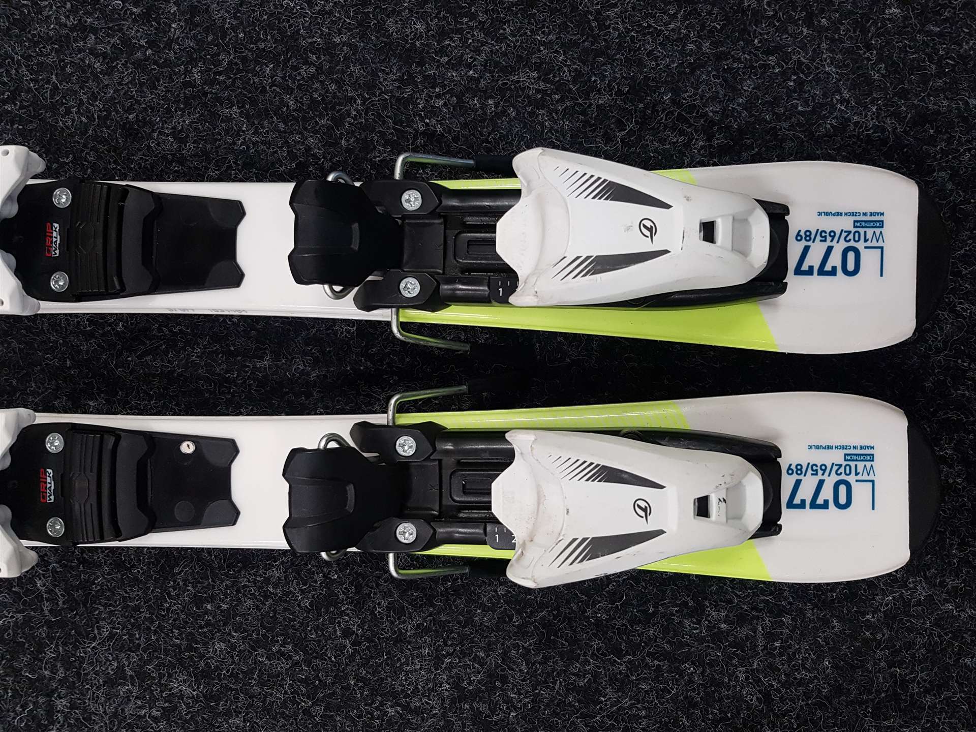 Schiuri pentru copii folosite WEDZE Boost 100 + legături Tyrolia SMR 4.5