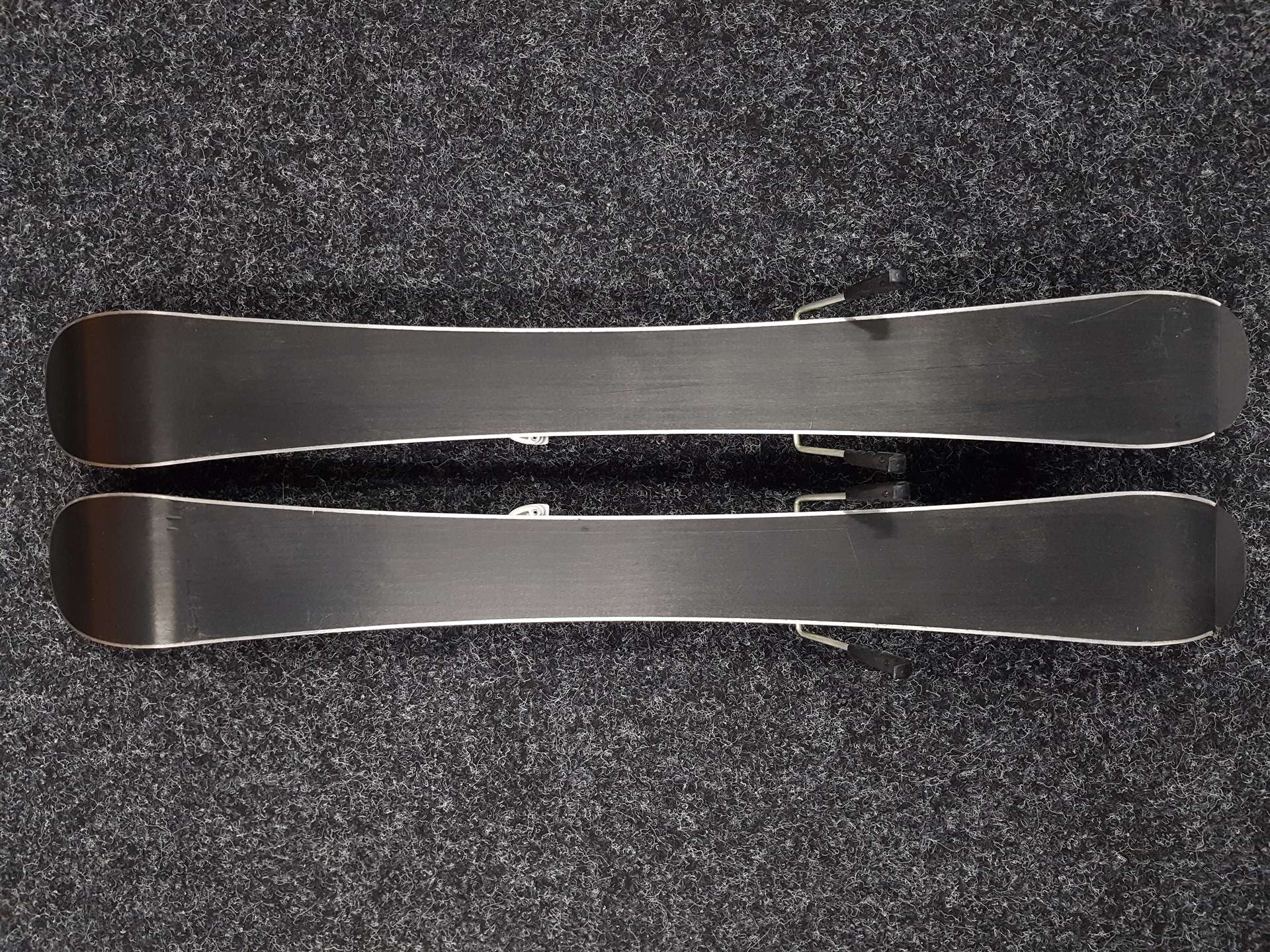 Schiuri pentru copii folosite WEDZE Boost 100 + legături Tyrolia SMR 4.5