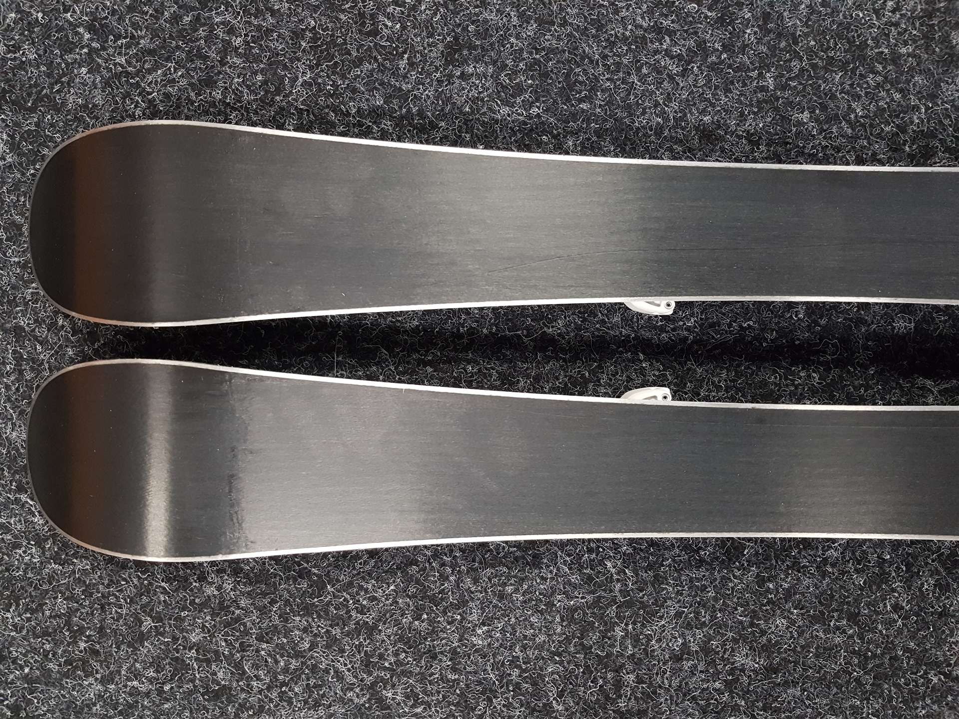 Schiuri pentru copii folosite WEDZE Boost 100 + legături Tyrolia SMR 4.5