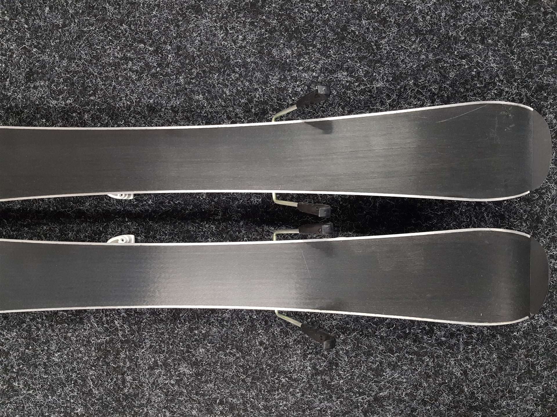 Schiuri pentru copii folosite WEDZE Boost 100 + legături Tyrolia SMR 4.5