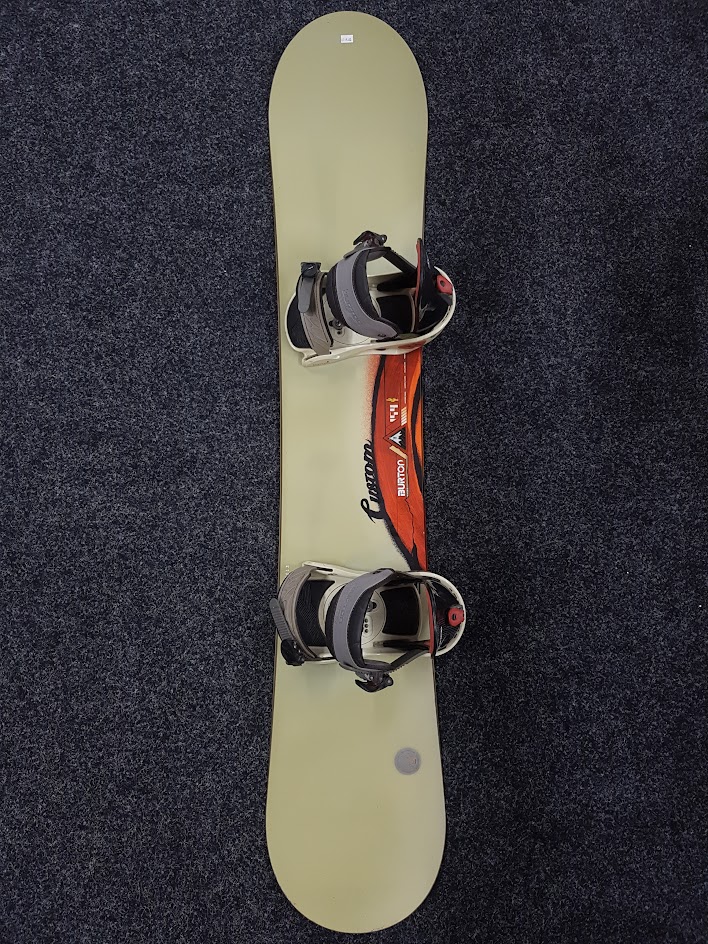 Snowboard Burton Custom d'occasion + fixations Burton taille M