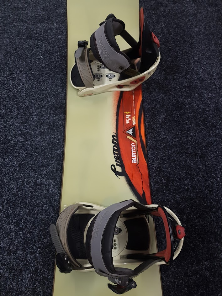Snowboard Burton Custom d'occasion + fixations Burton taille M
