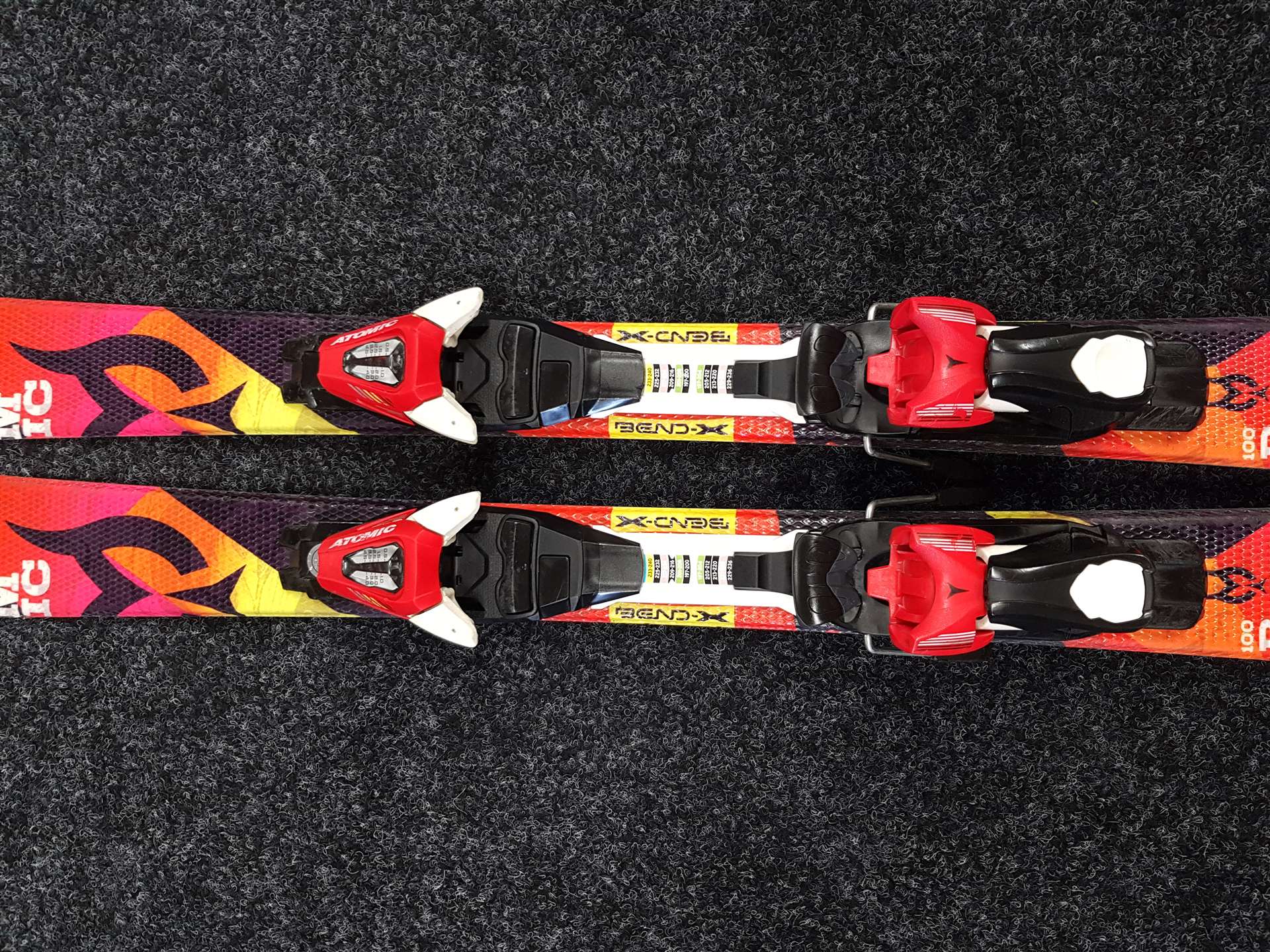 Rabljene dječje skije ATOMIC Redster + vezovi Atomic XTE 45
