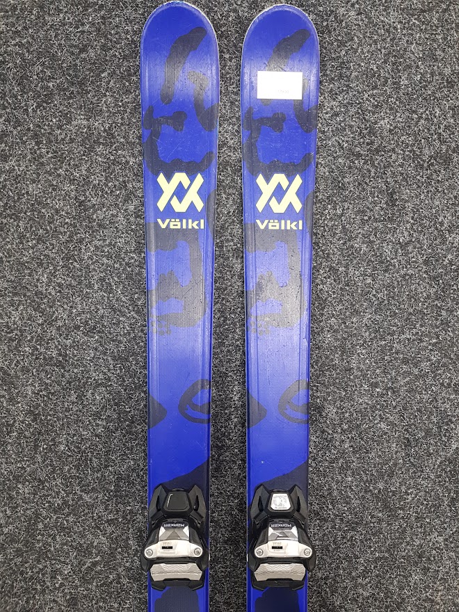 Freestyle-Ski verwendet Völkl BASH 81