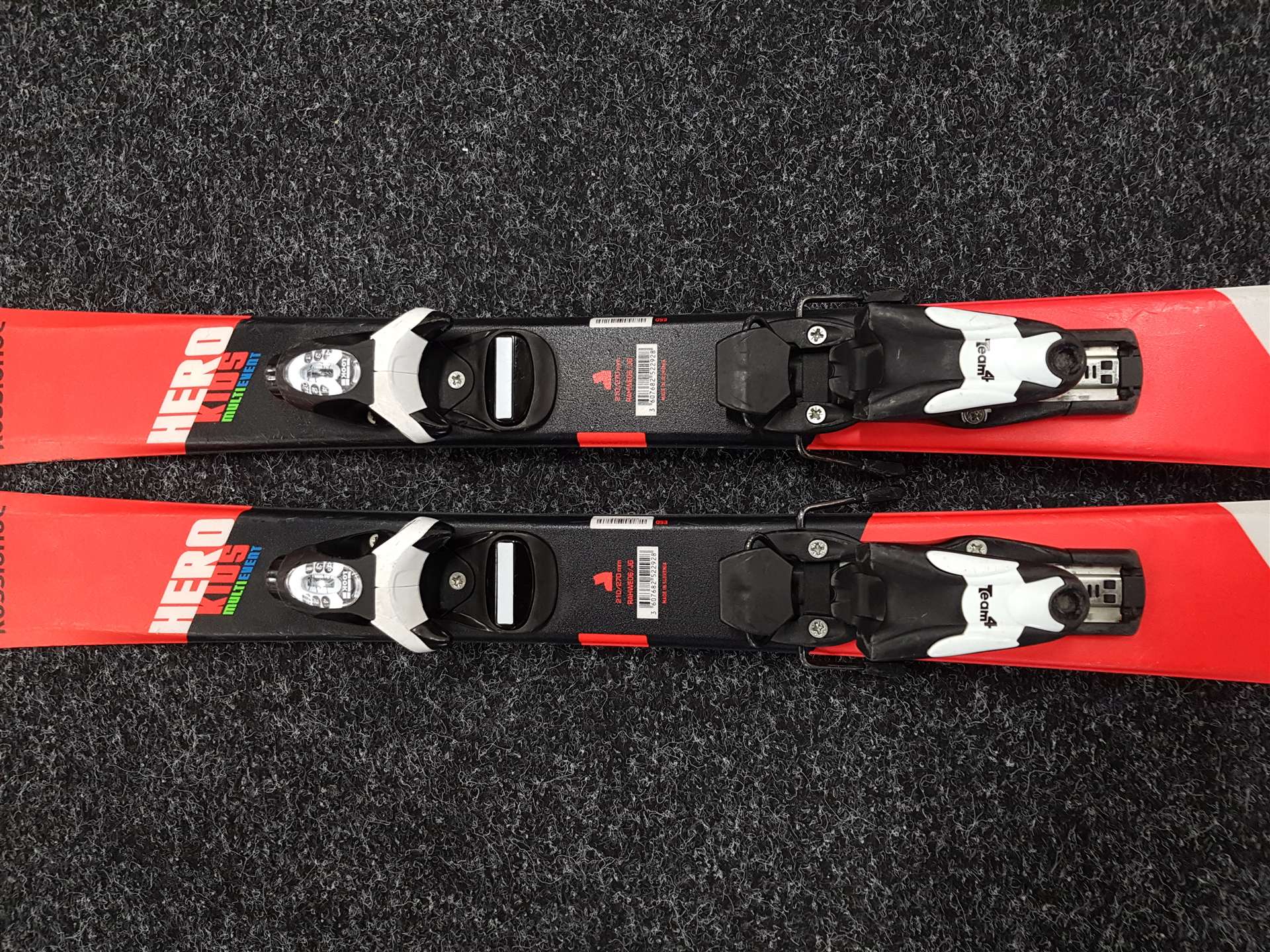 Skis enfant d'occasion ROSSIGNOL Hero Kids Multi Event + fixations Look Team 4