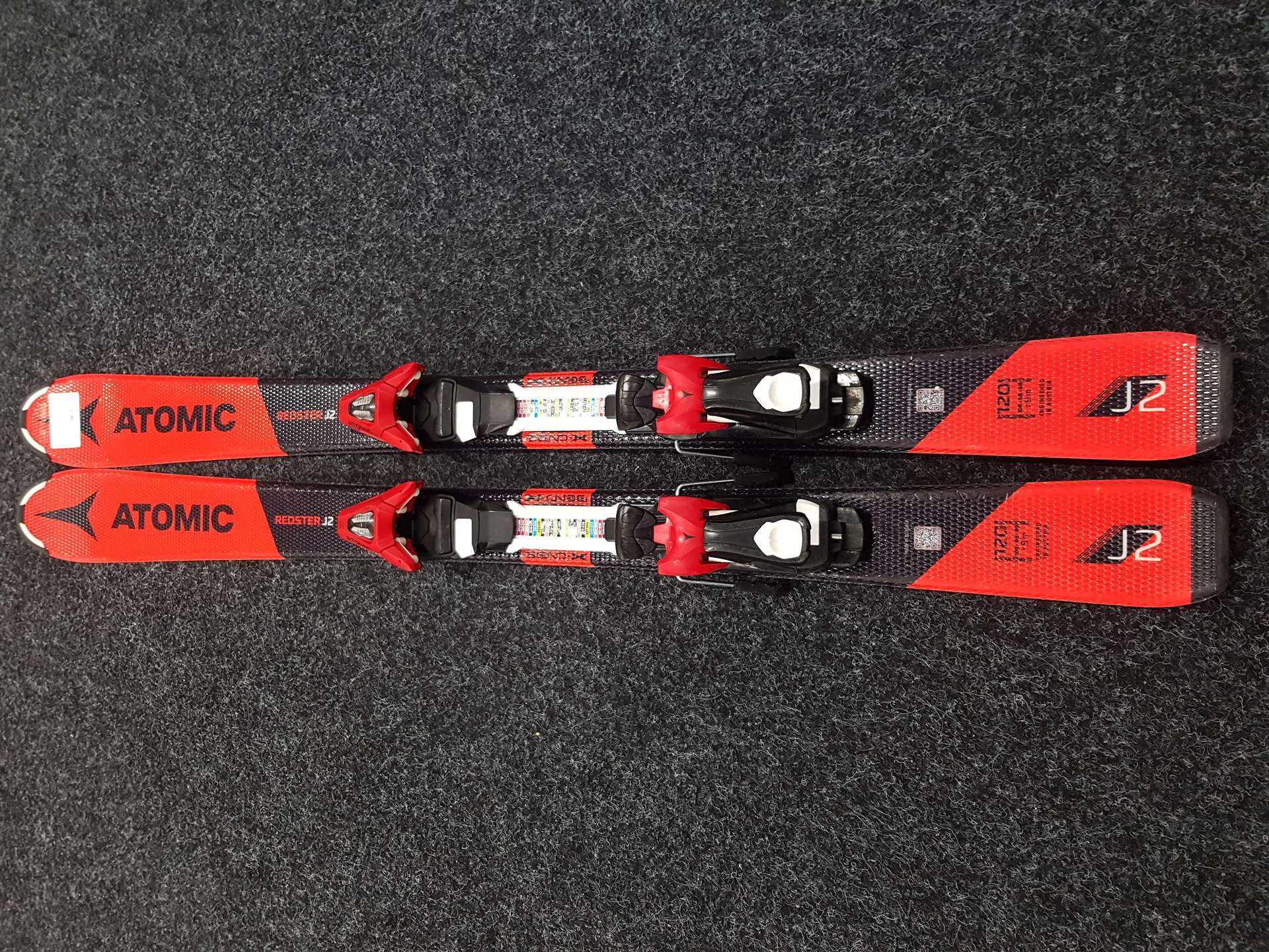Esquís infantiles usados ATOMIC Redster J2 + fijaciones Atomic 4.5
