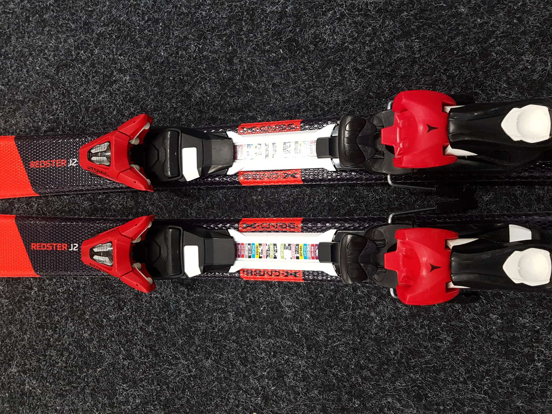 Esquís infantiles usados ATOMIC Redster J2 + fijaciones Atomic 4.5