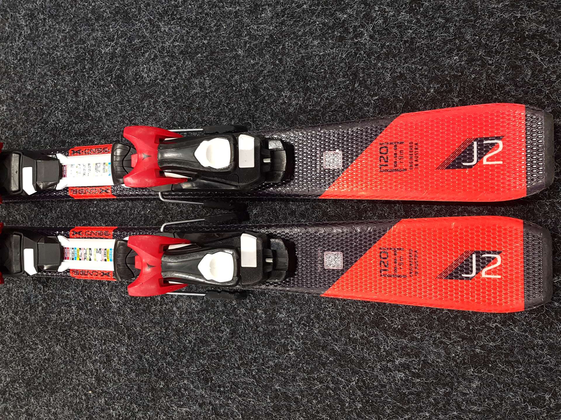 Esquís infantiles usados ATOMIC Redster J2 + fijaciones Atomic 4.5