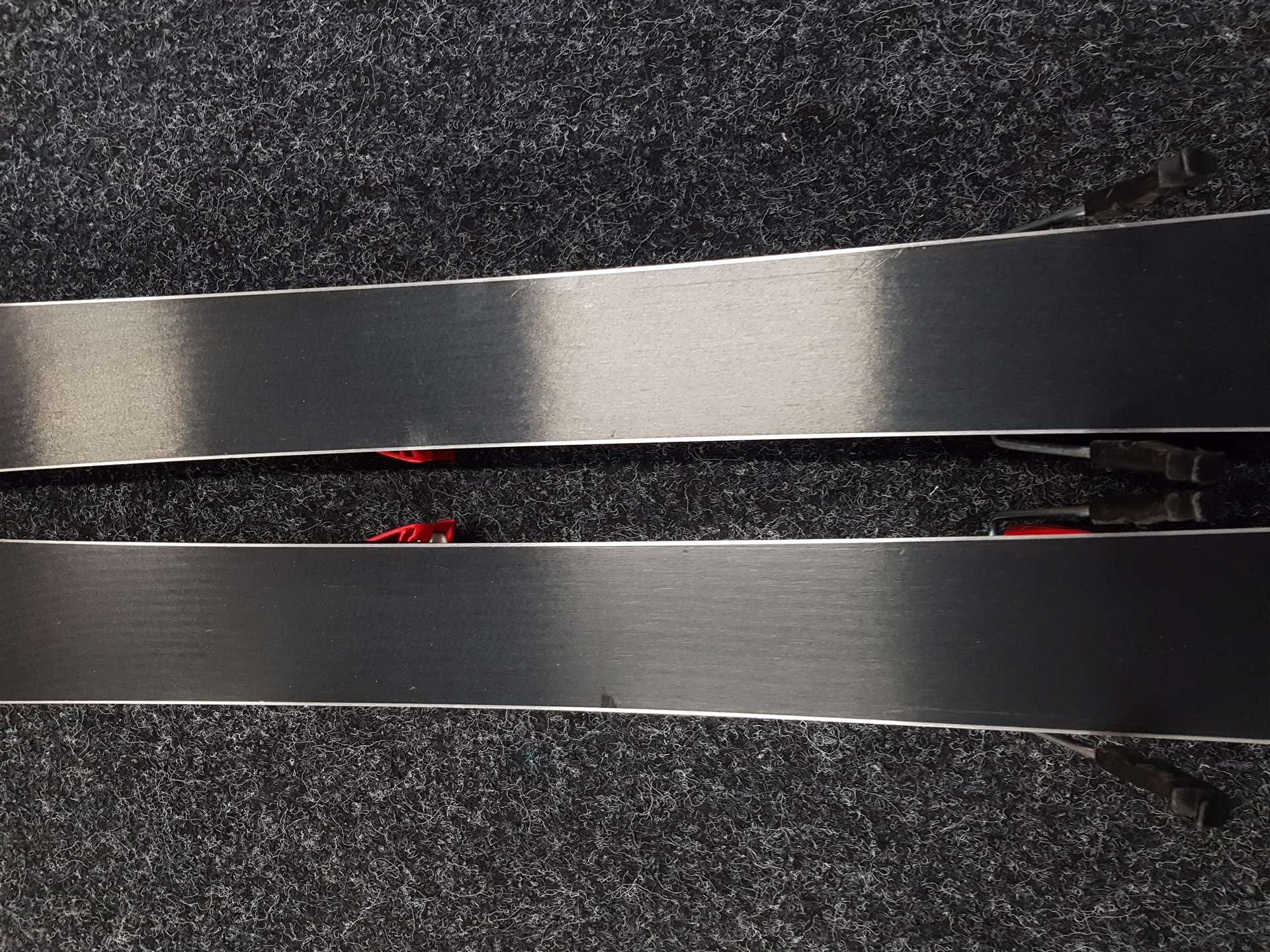 Esquís infantiles usados ATOMIC Redster J2 + fijaciones Atomic 4.5