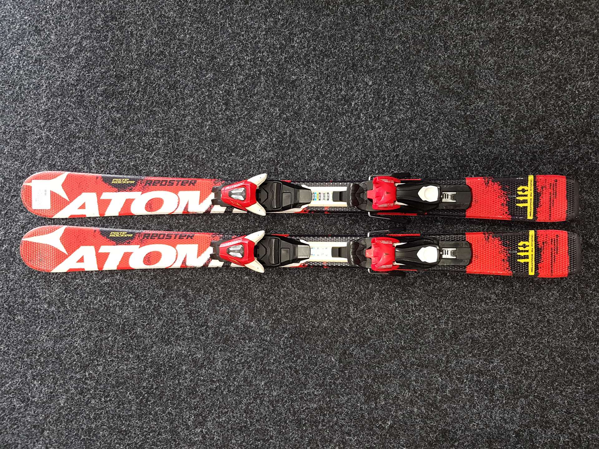 Rabljene otroške smuči ATOMIC Redster + vezi Atomic XTE 045