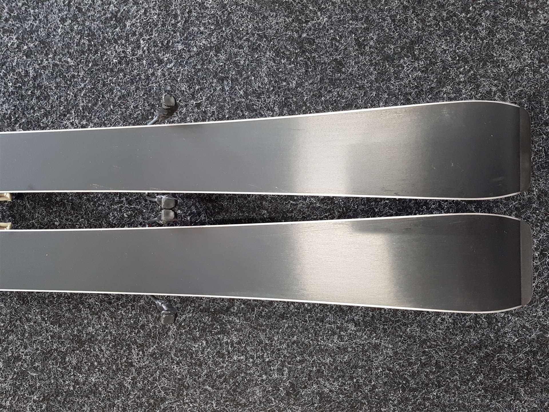 Rabljene otroške smuči ATOMIC Redster + vezi Atomic XTE 045