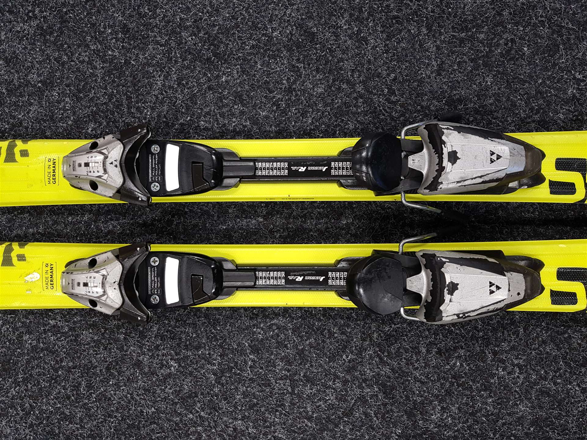 Použité detské lyže VOLKL Racetiger GS + viazanie Fischer FJ7