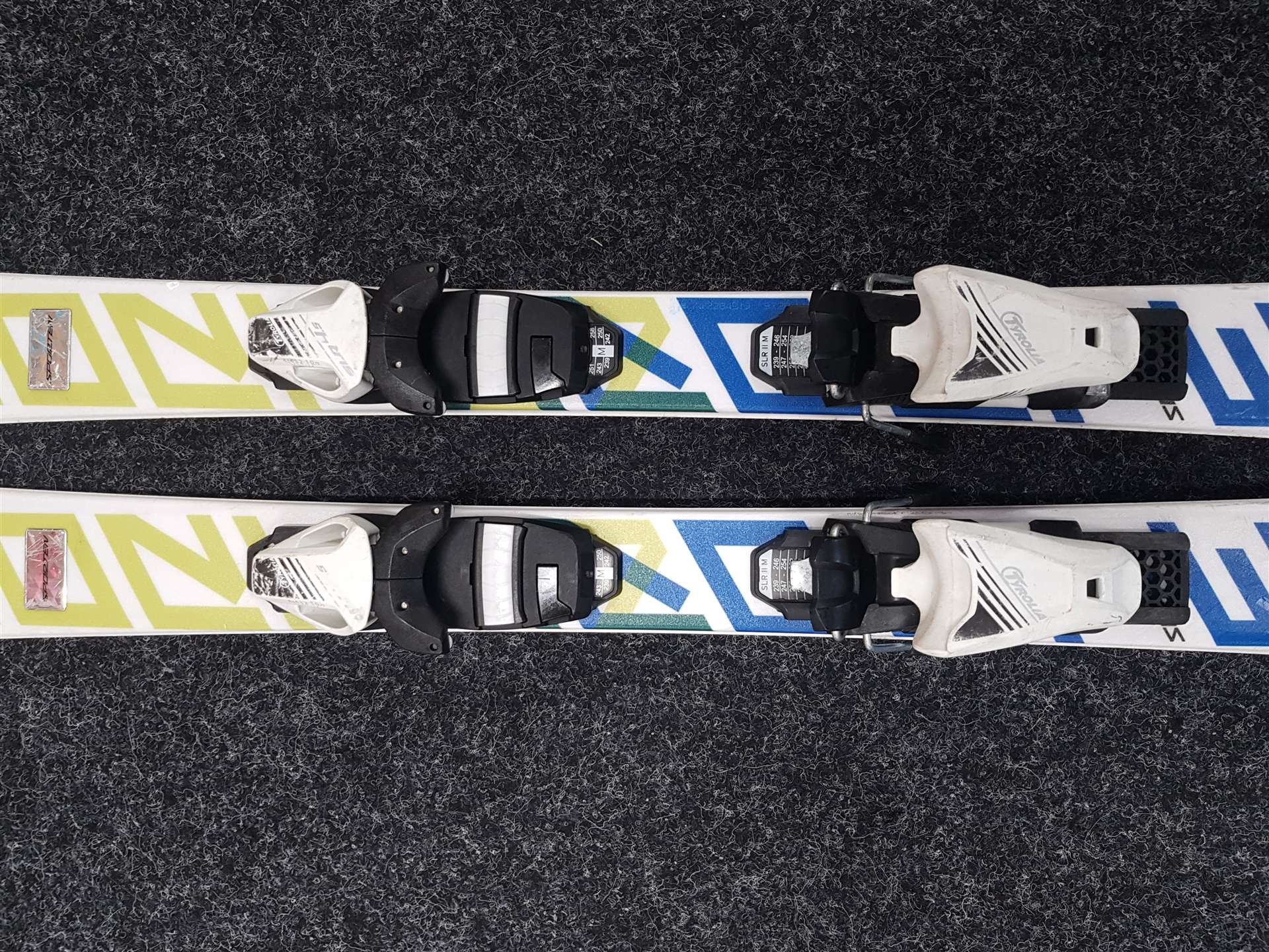 Gebrauchte Kinderskier SPORTEN Street + Tyrolia SLR 4.5 Bindungen