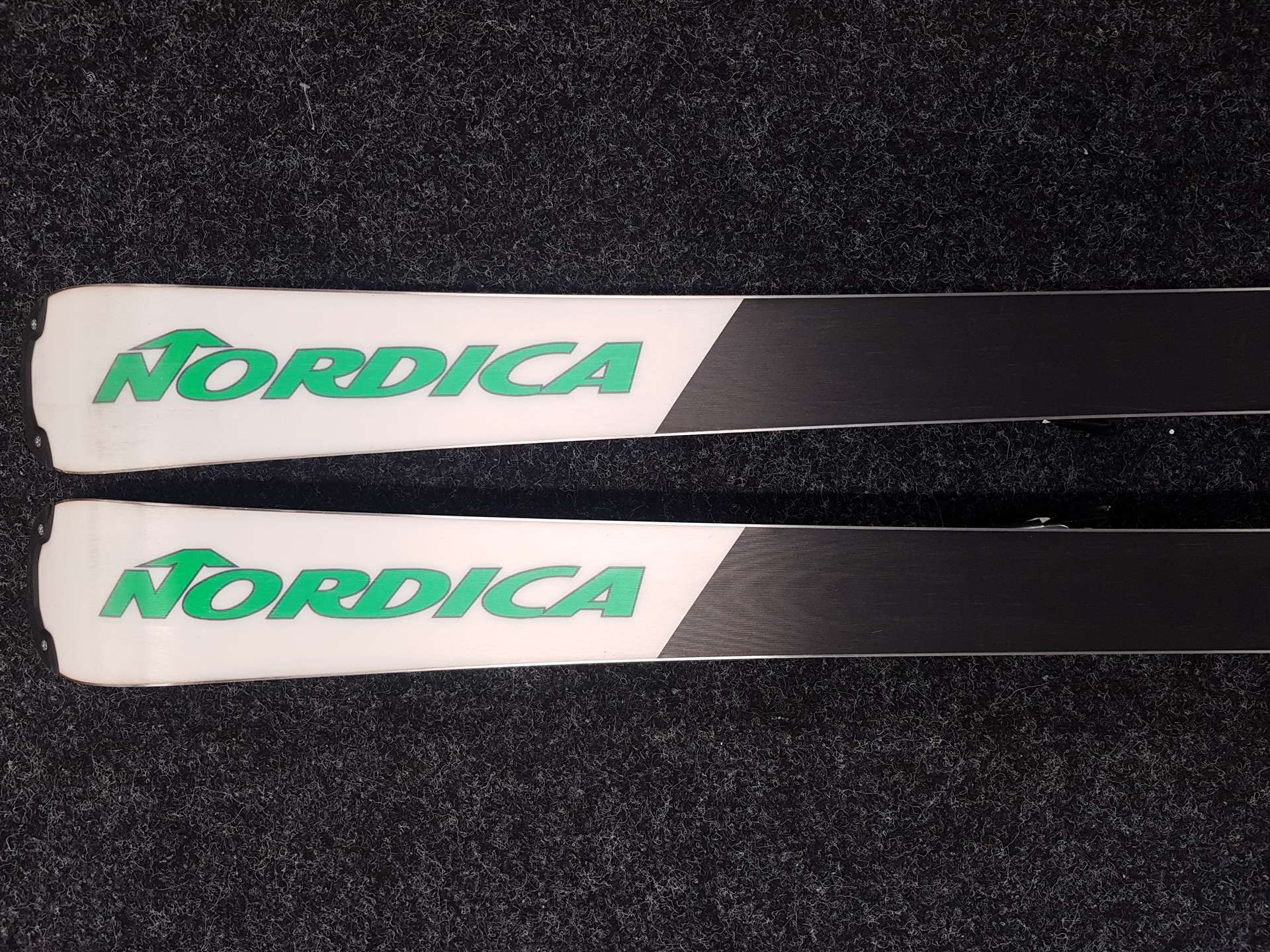 Schiuri NORDICA Dobermann second hand + legături Marker 10