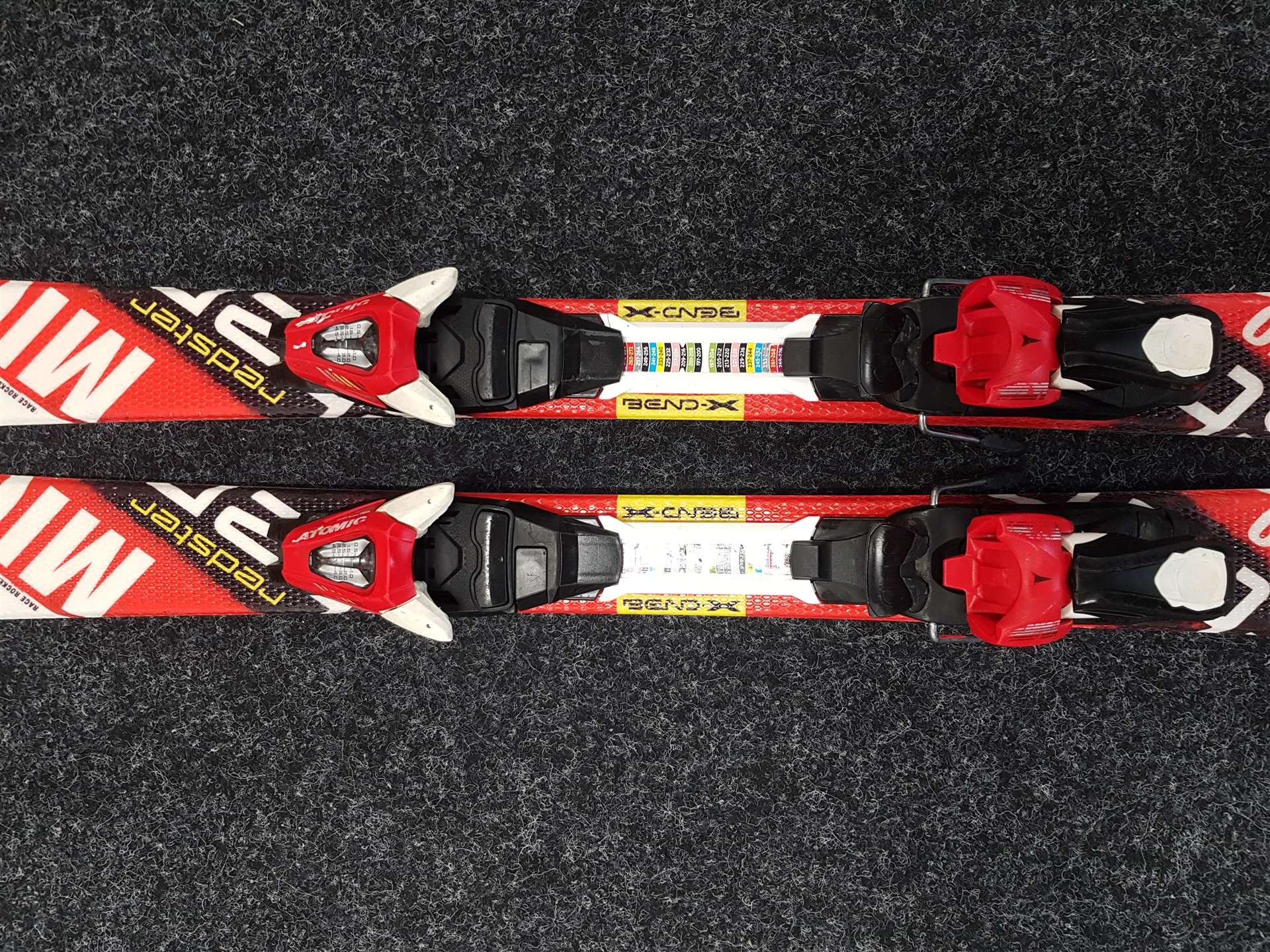 Sci da sci usati per bambini, modello ATOMIC Redster XT + attacchi Atomic XTE 45.