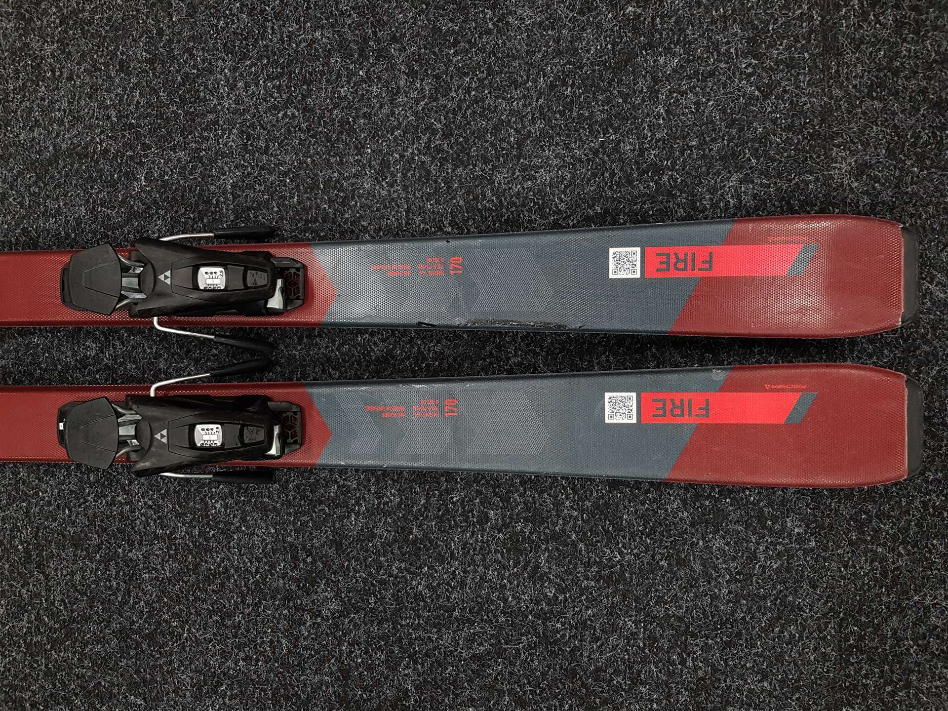 Použité lyže FISCHER  Fire + viazanie Fischer RS 9