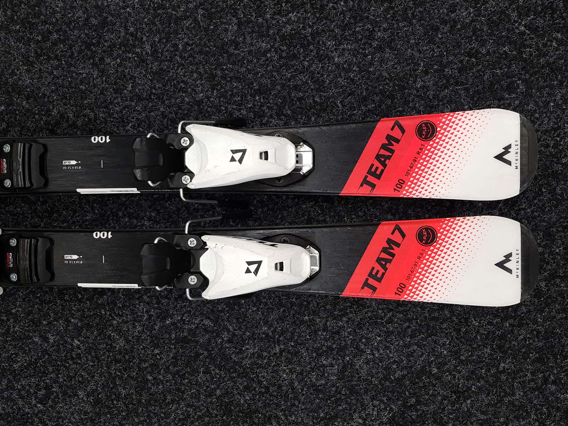 Použité dětské lyže McKINLEY Team 7 + vázání Tecnopro TW 4.5 AC