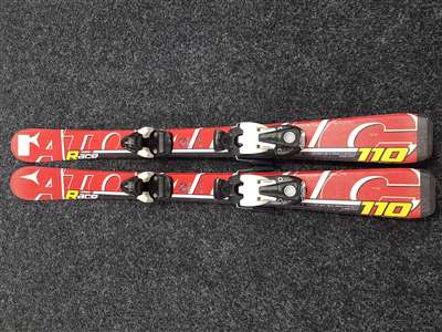 Esquís infantiles usados ATOMIC Race + fijaciones Atomic 4.5