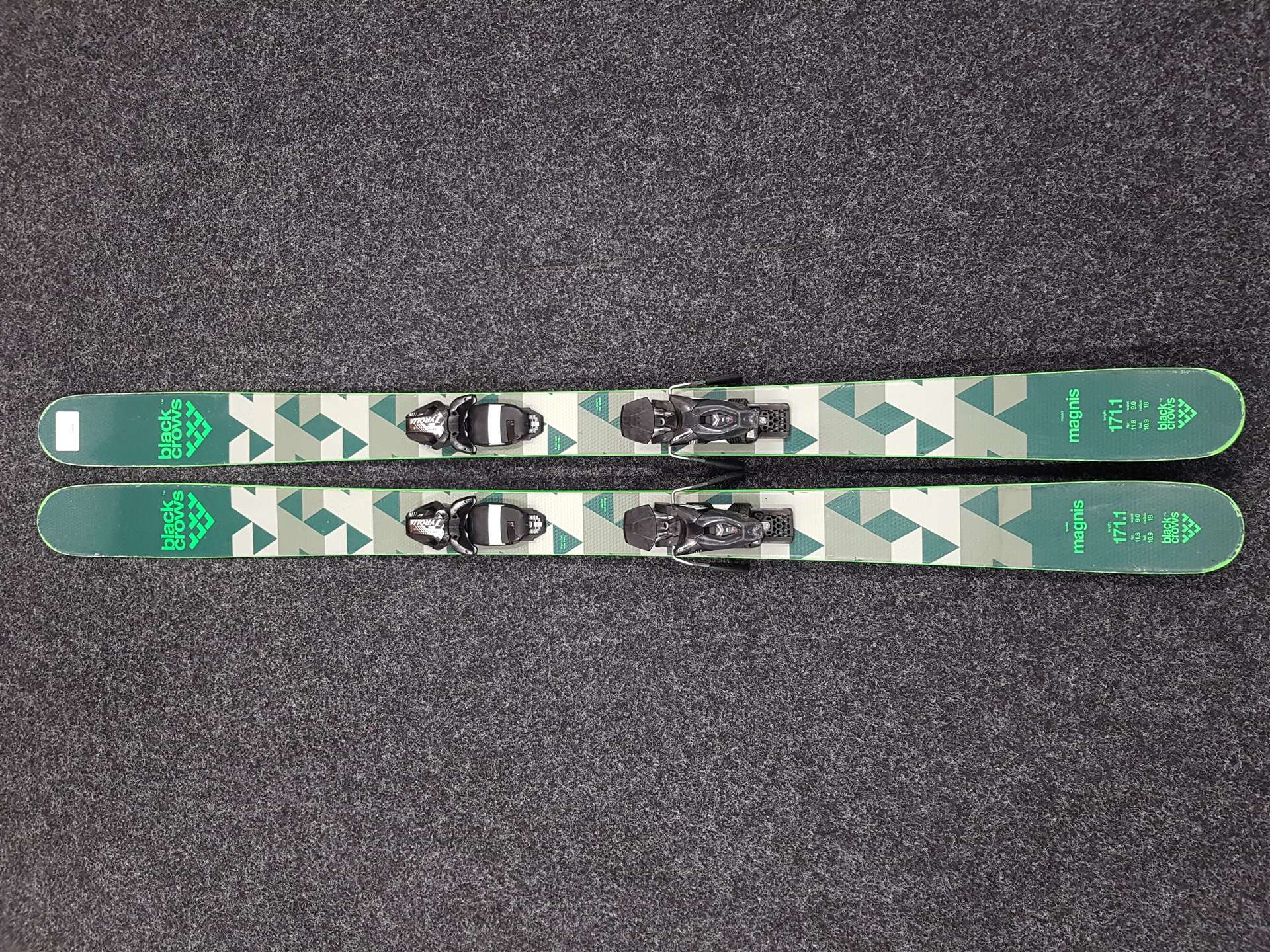 Gebrauchte BLACK CROWS MAGNIS Freestyle-Ski + Tyrolia SLR 10 Bindungen