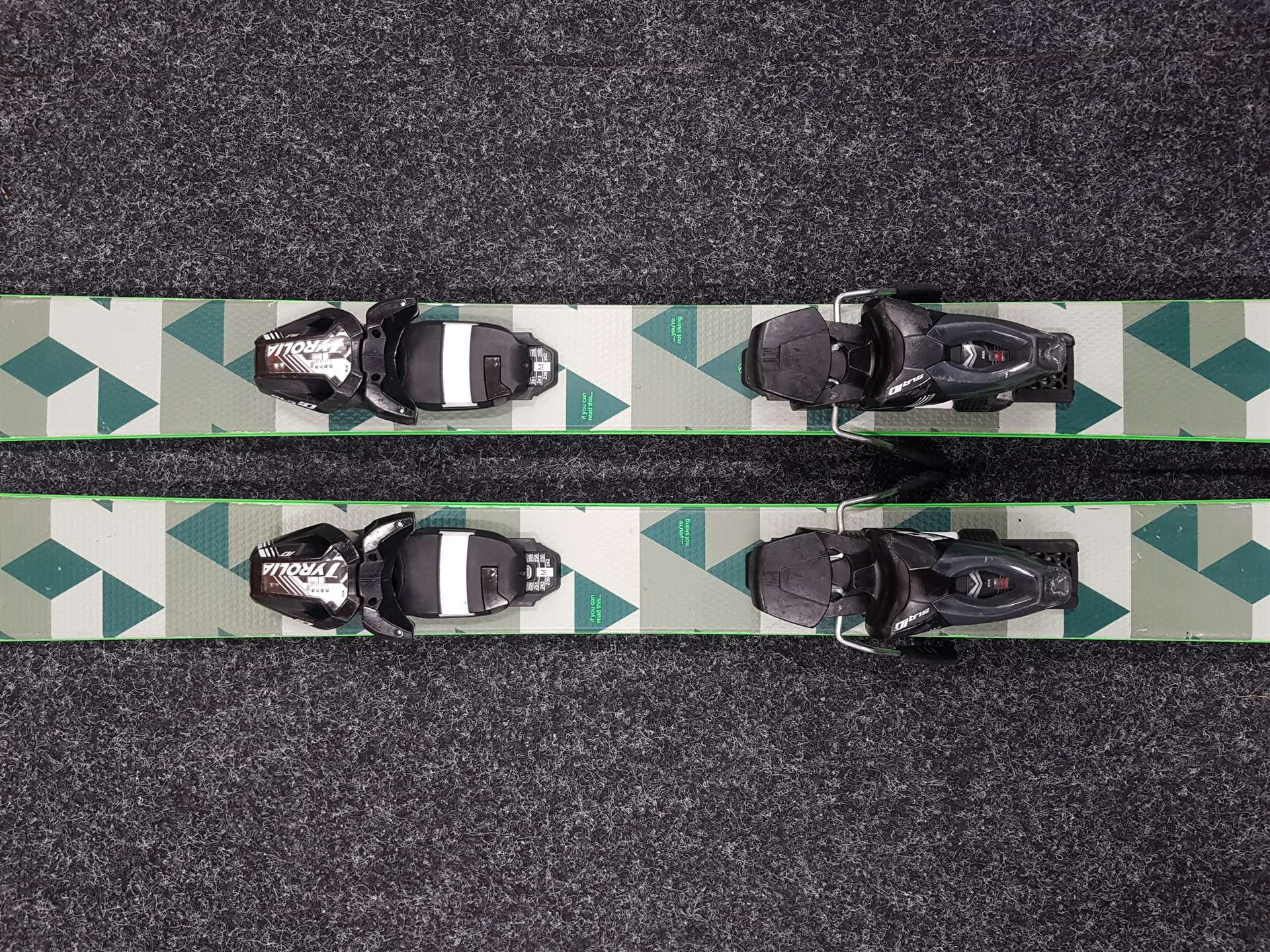 Gebrauchte BLACK CROWS MAGNIS Freestyle-Ski + Tyrolia SLR 10 Bindungen