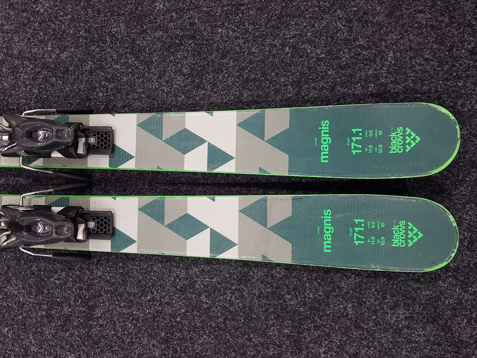 Gebrauchte BLACK CROWS MAGNIS Freestyle-Ski + Tyrolia SLR 10 Bindungen