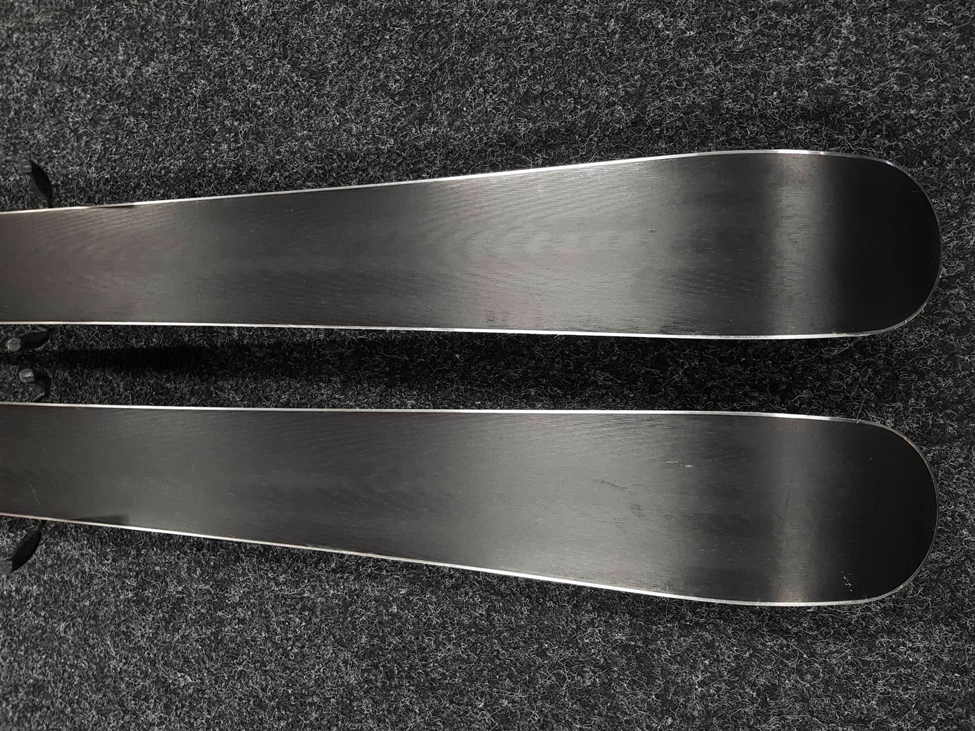 Gebrauchte BLACK CROWS MAGNIS Freestyle-Ski + Tyrolia SLR 10 Bindungen