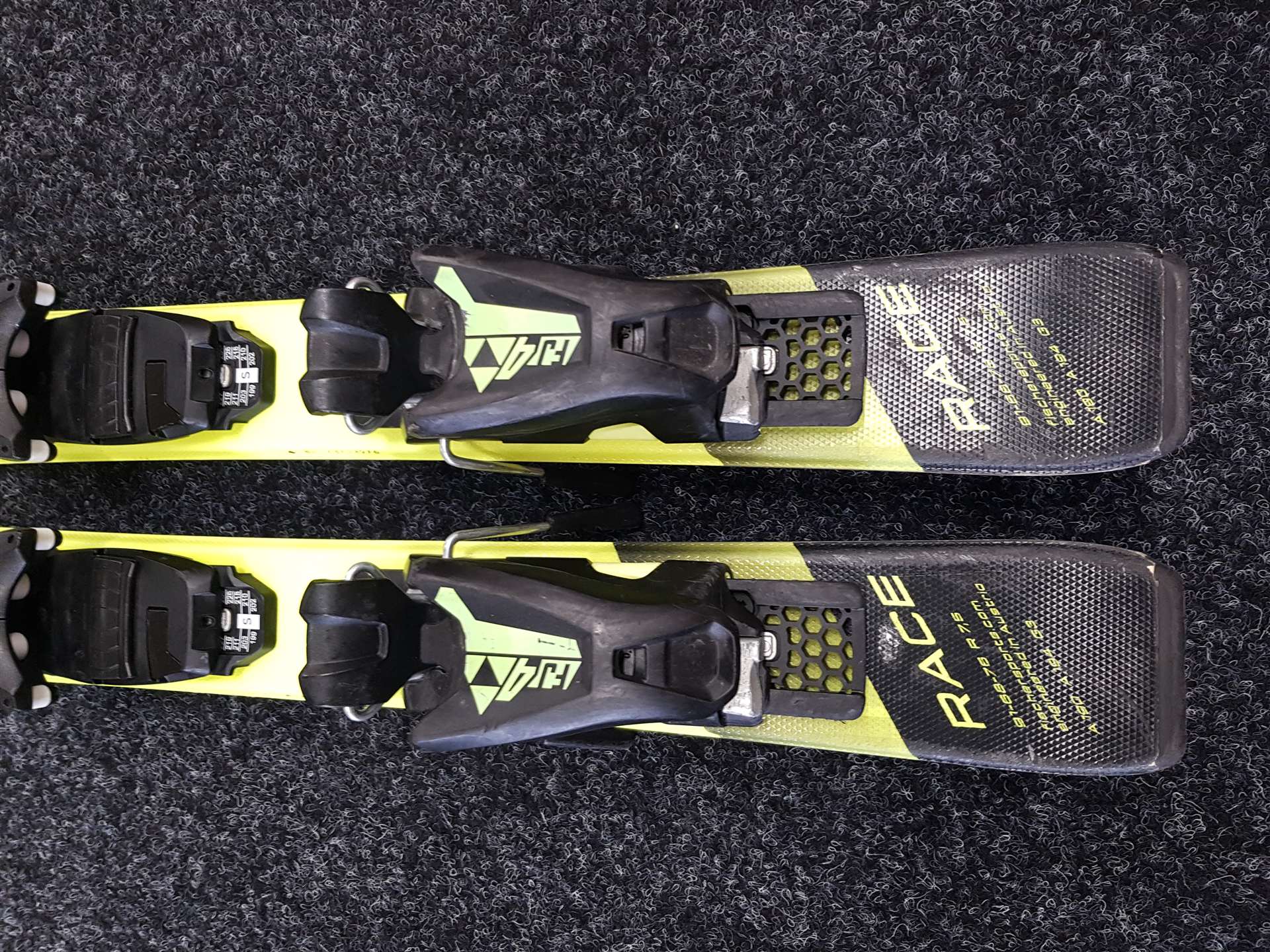 Rabljene dječje skije FISCHER RC 4 Race JR + vezovi Fischer FJ 4